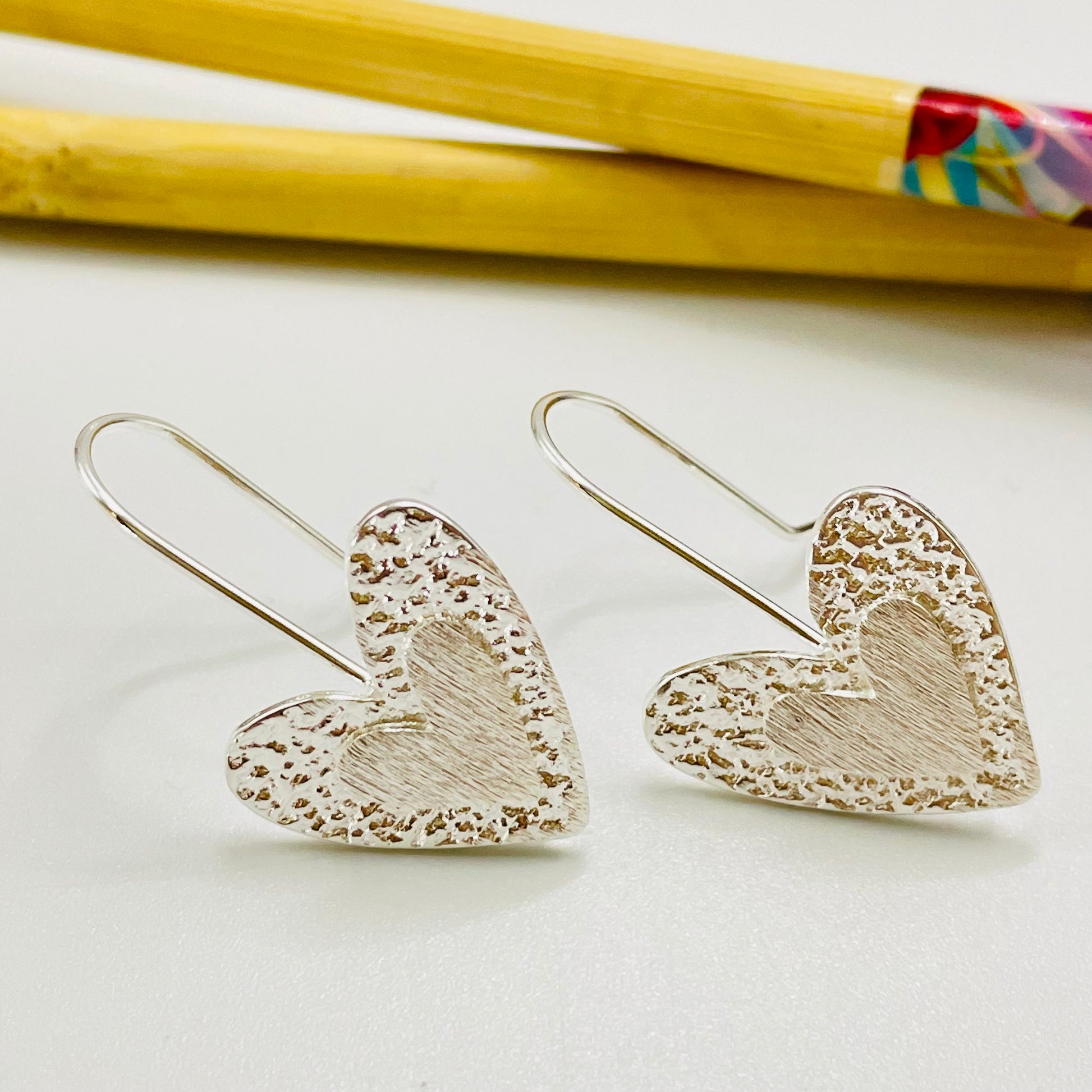 XP385 Aro Colgante con gancho Corazón borde martelado y corazón en relieve 22 x 20 mm Largo Total 32 mm Aro Baño Plata Aros Bañados hecho de Bronce Bañado en Plata 50 ml Joyas Bañadas en Plata
