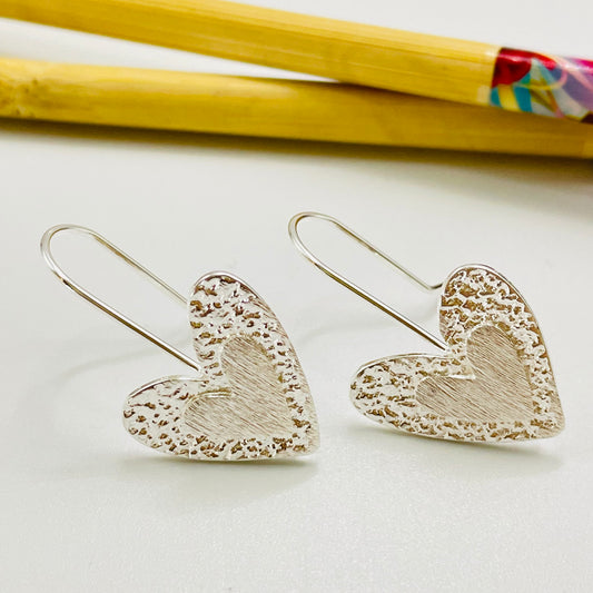 XP385 Aro Colgante con gancho Corazón borde martelado y corazón en relieve 22 x 20 mm Largo Total 32 mm Aro Baño Plata Aros Bañados hecho de Bronce Bañado en Plata 50 ml Joyas Bañadas en Plata