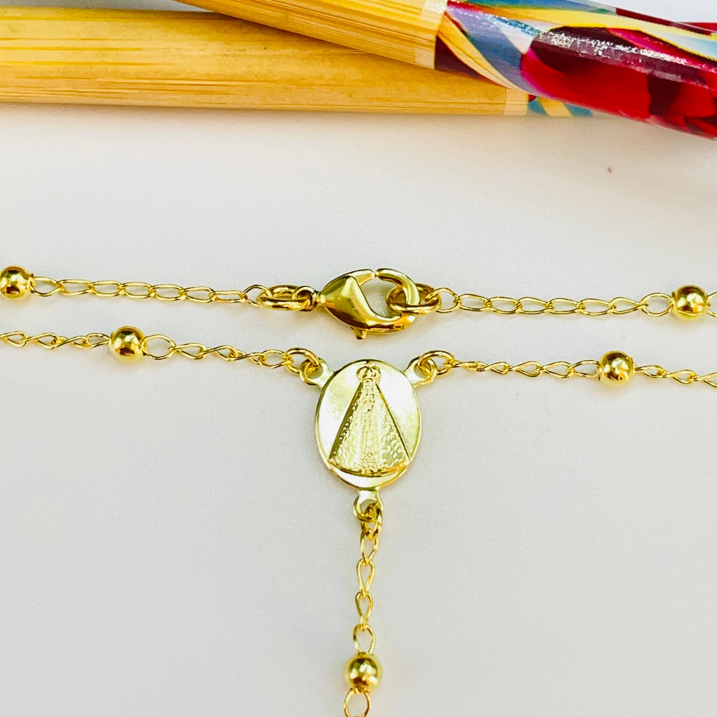 PO33 Pulsera Rosario Decenario Virgen Aparecida Cadena Bolitas 2.8 mm Largo 20 cm Largo Cadena y Cruz 3.5 cm Pulsera Baño Oro