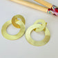 XO408 Aro 2 Argollas Lijadas Entrelazadas 1 diá. 20 mm otra diá. 35 mm Largo Total 38 mm Espesor 0.6 mm Aro Baño Oro Aros Bañados hecho de Bronce Bañado en Oro 18K Joyas Bañadas en Oro