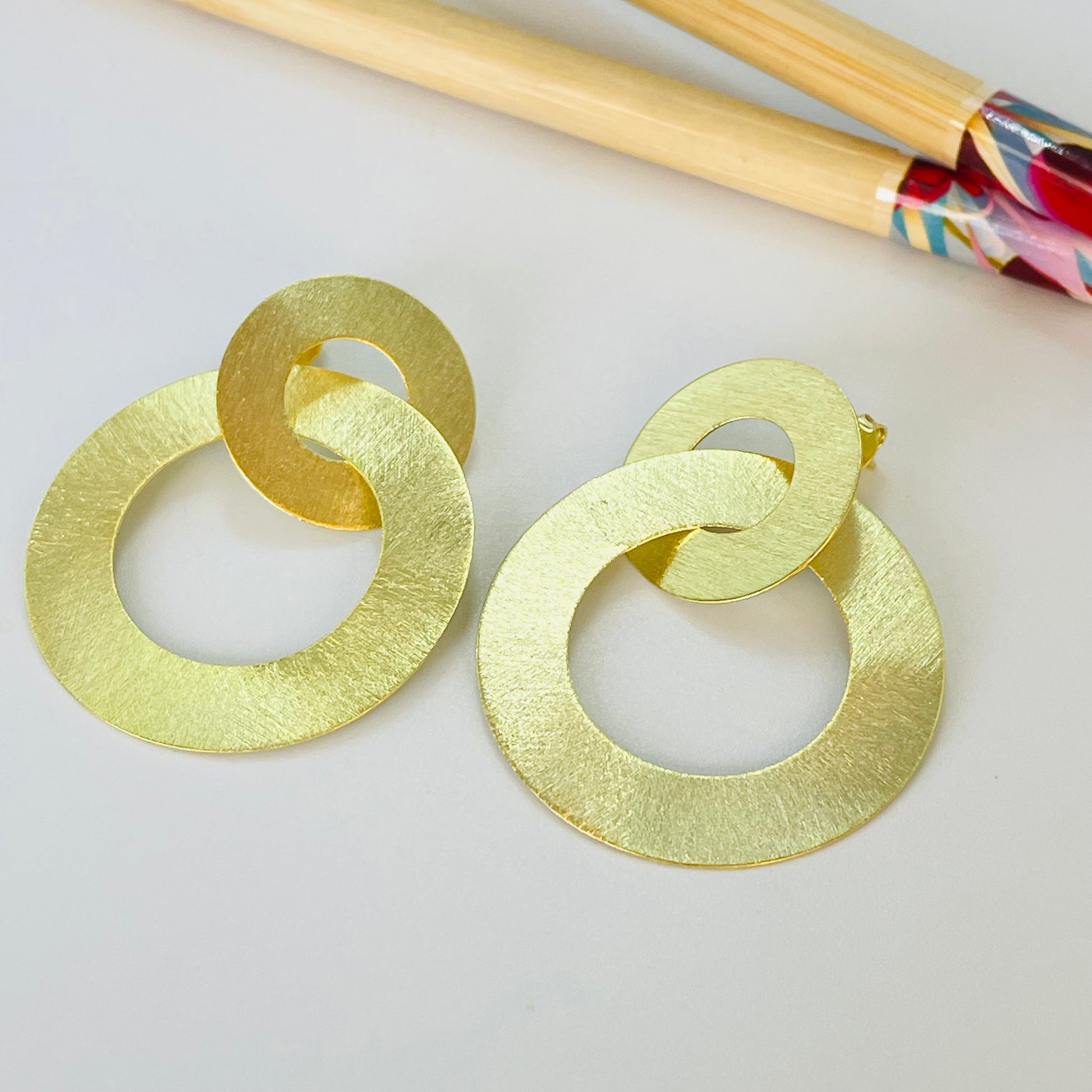 XO408 Aro 2 Argollas Lijadas Entrelazadas 1 diá. 20 mm otra diá. 35 mm Largo Total 38 mm Espesor 0.6 mm Aro Baño Oro Aros Bañados hecho de Bronce Bañado en Oro 18K Joyas Bañadas en Oro