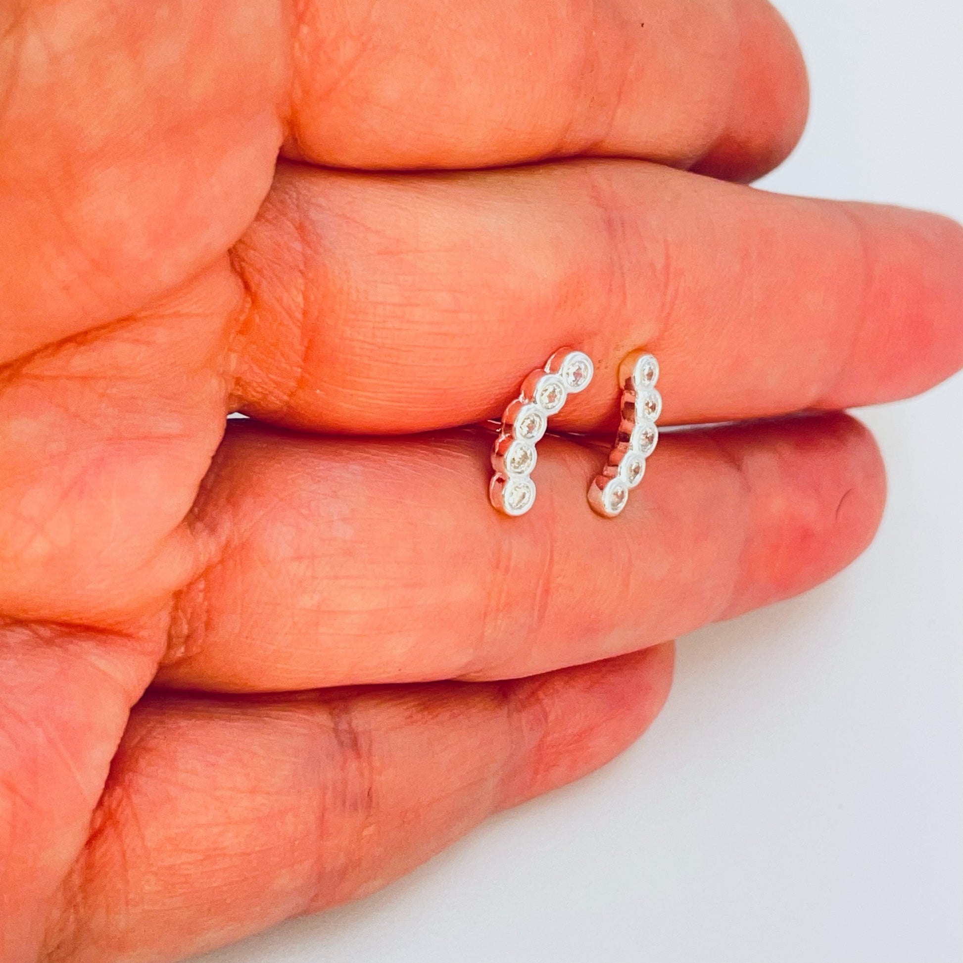 Joyas por Mayor Joyas Bañadas en Plata por Mayor Insumos para Joyas XP541 Aro Palito Semi Curvo fila de 5 mini circones Diá. 3 mm con bisel 11.5 x 3 mm Espesor 2 mm Aro Baño Plata