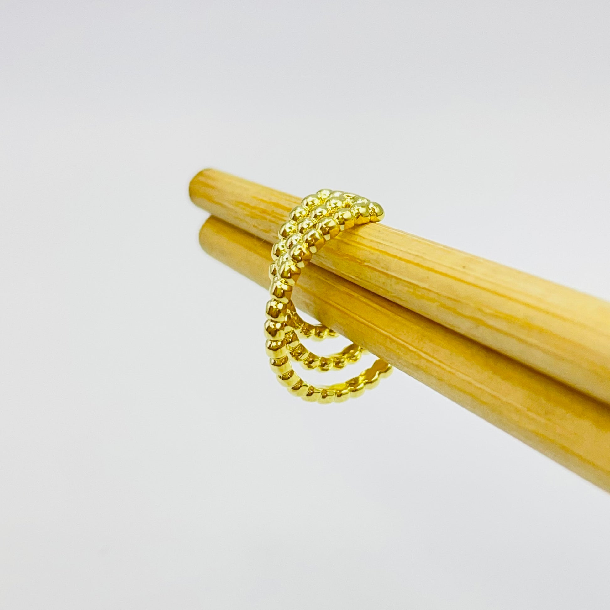 Joyas por Mayor Joyas Bañadas en Oro por Mayor Insumos para Joyas XO548 Cuff 3 argollas unidas 15 13 y 11 mm bolitas 1.8 mm Ancho total 7.5 mm Aro Baño Oro