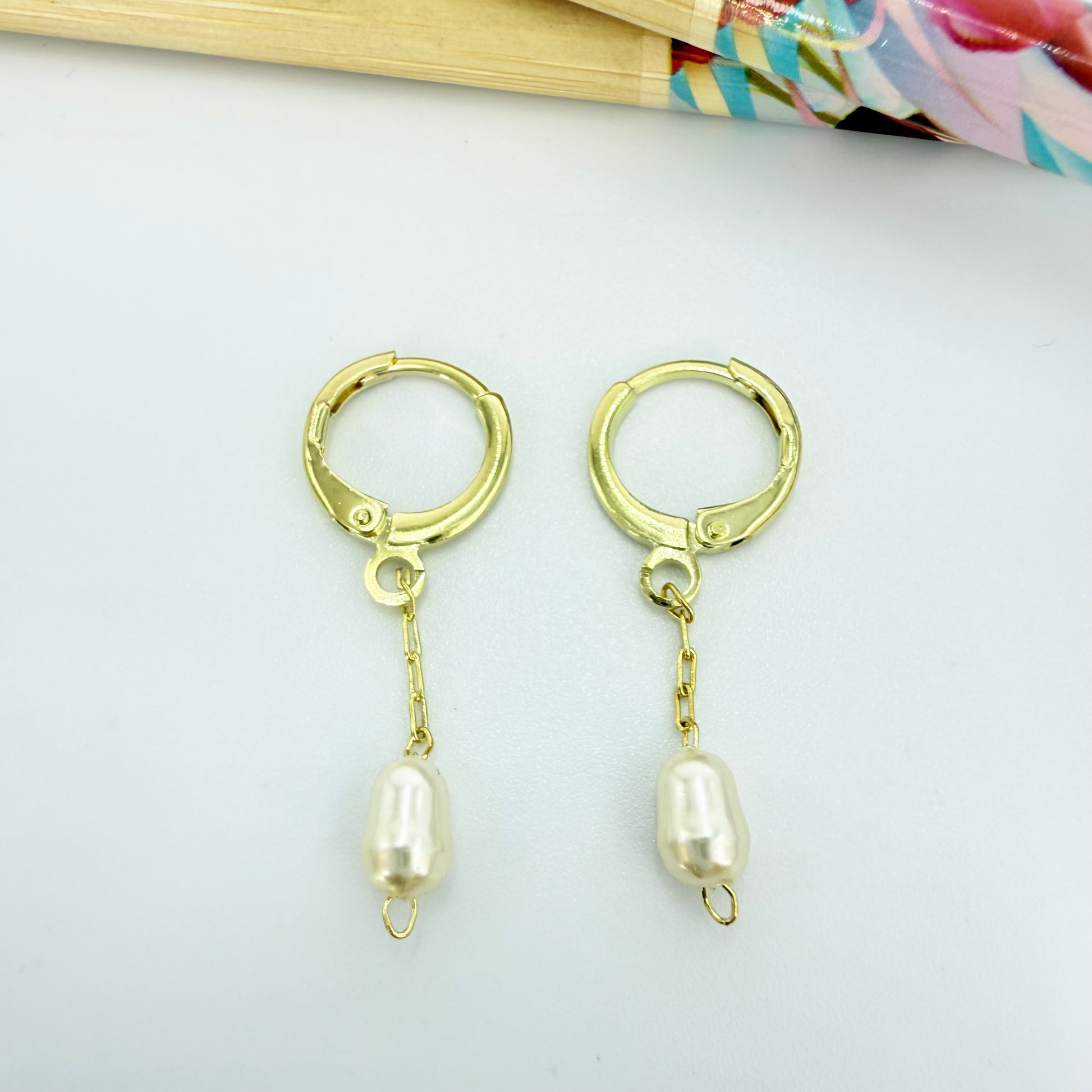 Joyas por Mayor Joyas Bañadas en Oro por Mayor Insumos para Joyas XO562 Aro Argolla con Perla tipo Río de 7x5 mm Largo Total 30 mm Largo cadena 18 mm Aro Baño Oro