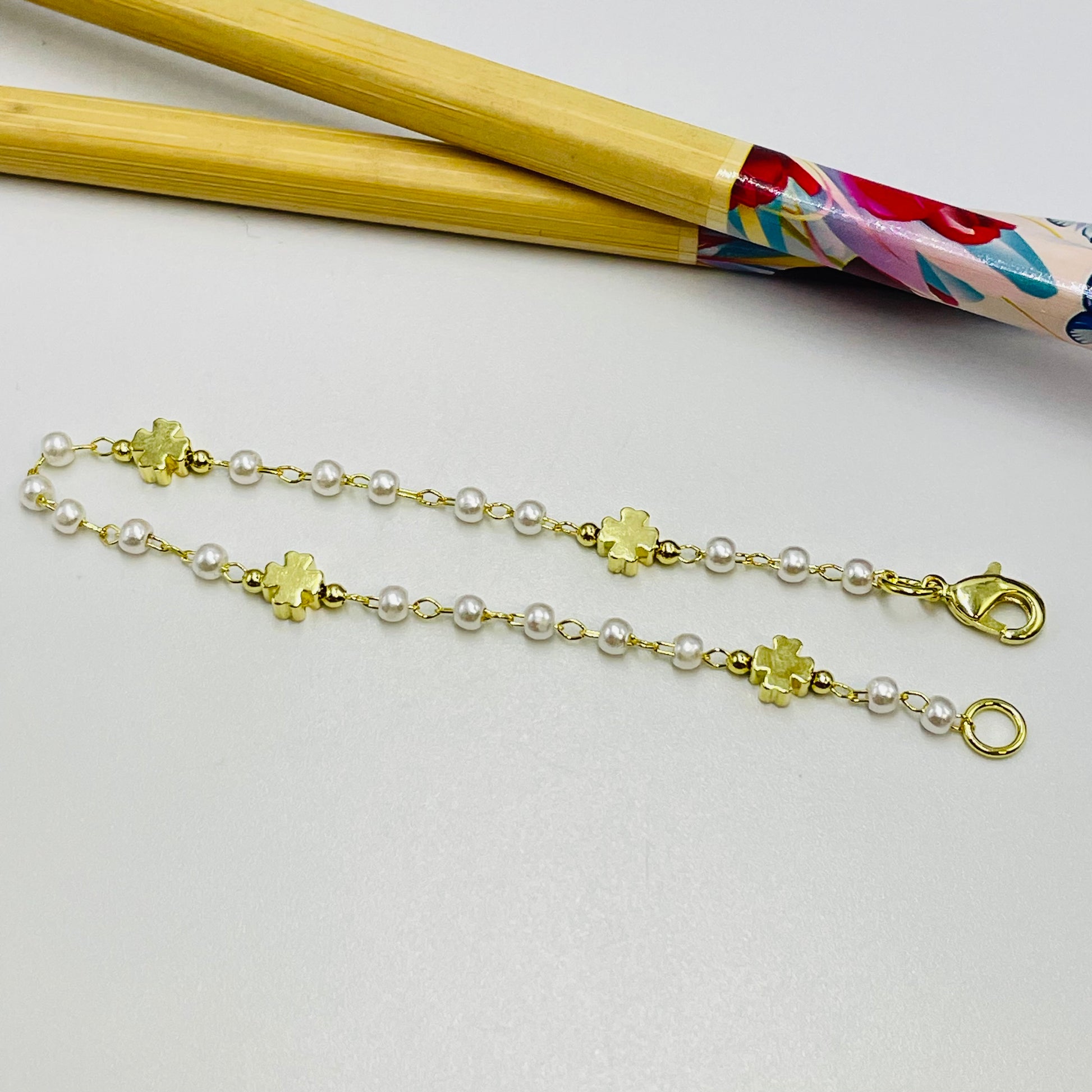 Joyas por Mayor Joyas Bañadas en Oro por Mayor Insumos para Joyas PO20 Pulsera Perlas diá. 3 mm con mini cruces 5 mm espesor 3 mm Largo 16.5 cm Pulsera Baño Oro