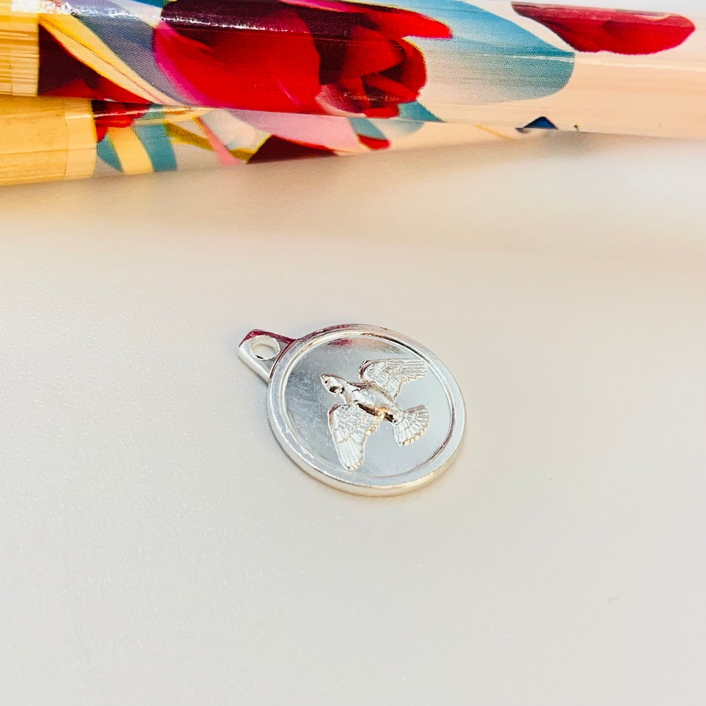 FP1188 Colgante Medalla Redonda Espíritu Santo Diá. 12 mm más argollita Espesor 1 mm Figura Baño Plata
