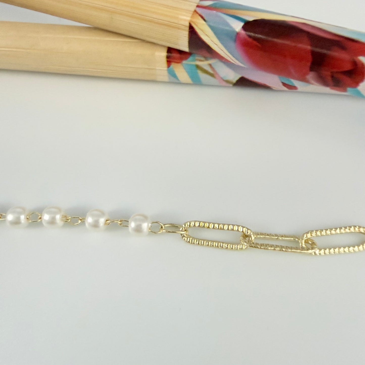 CO236 Cadena Perlas y Eslabones Alternados Perla diá. 3 mm Eslabones Texturados 3 x 10 mm Espesor 0.5 mm Cadena por Metro Baño Oro