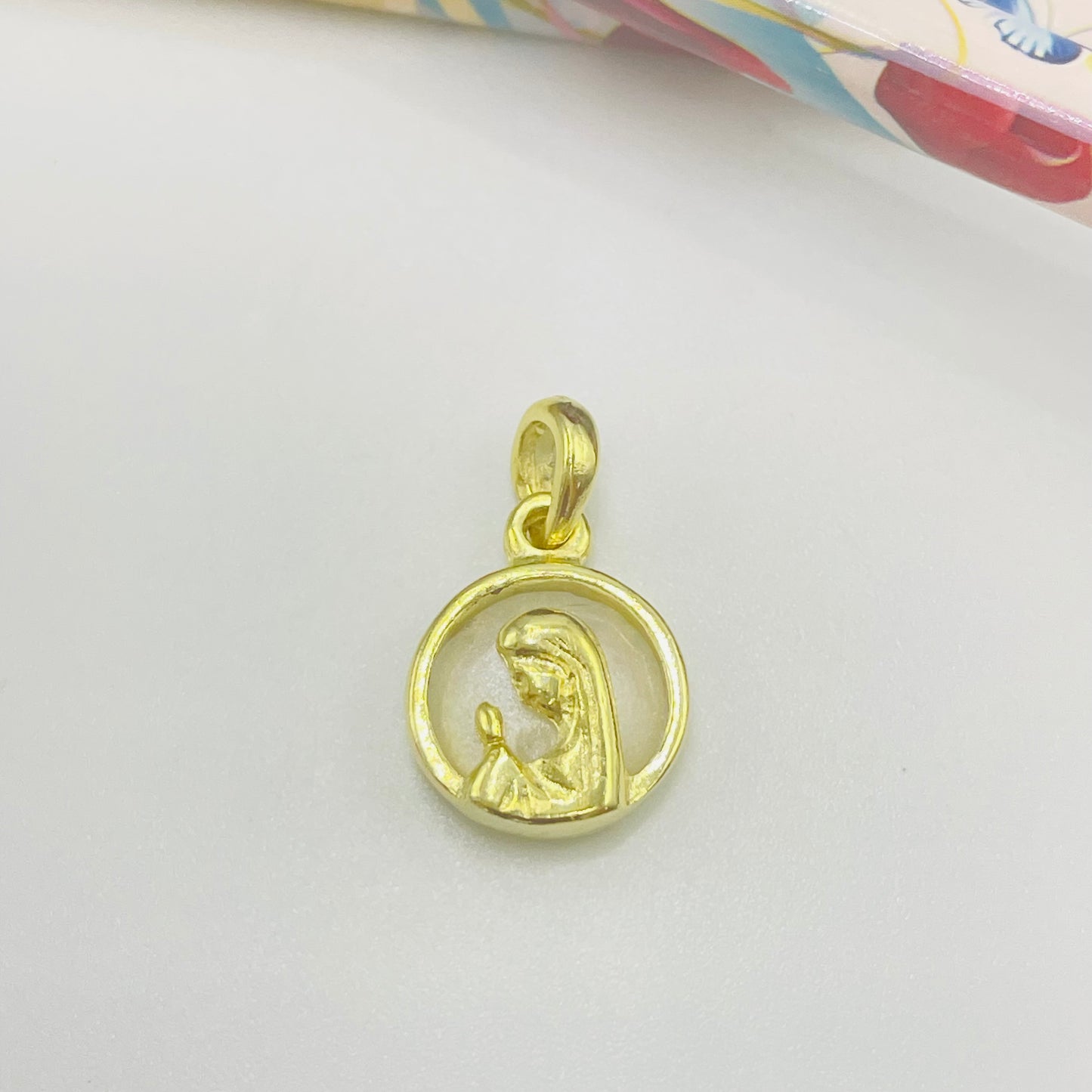 FO1050 Colgante Virgen Niña fondo Cristal diá. 13 mm más argollita más valier Figura Baño Oro