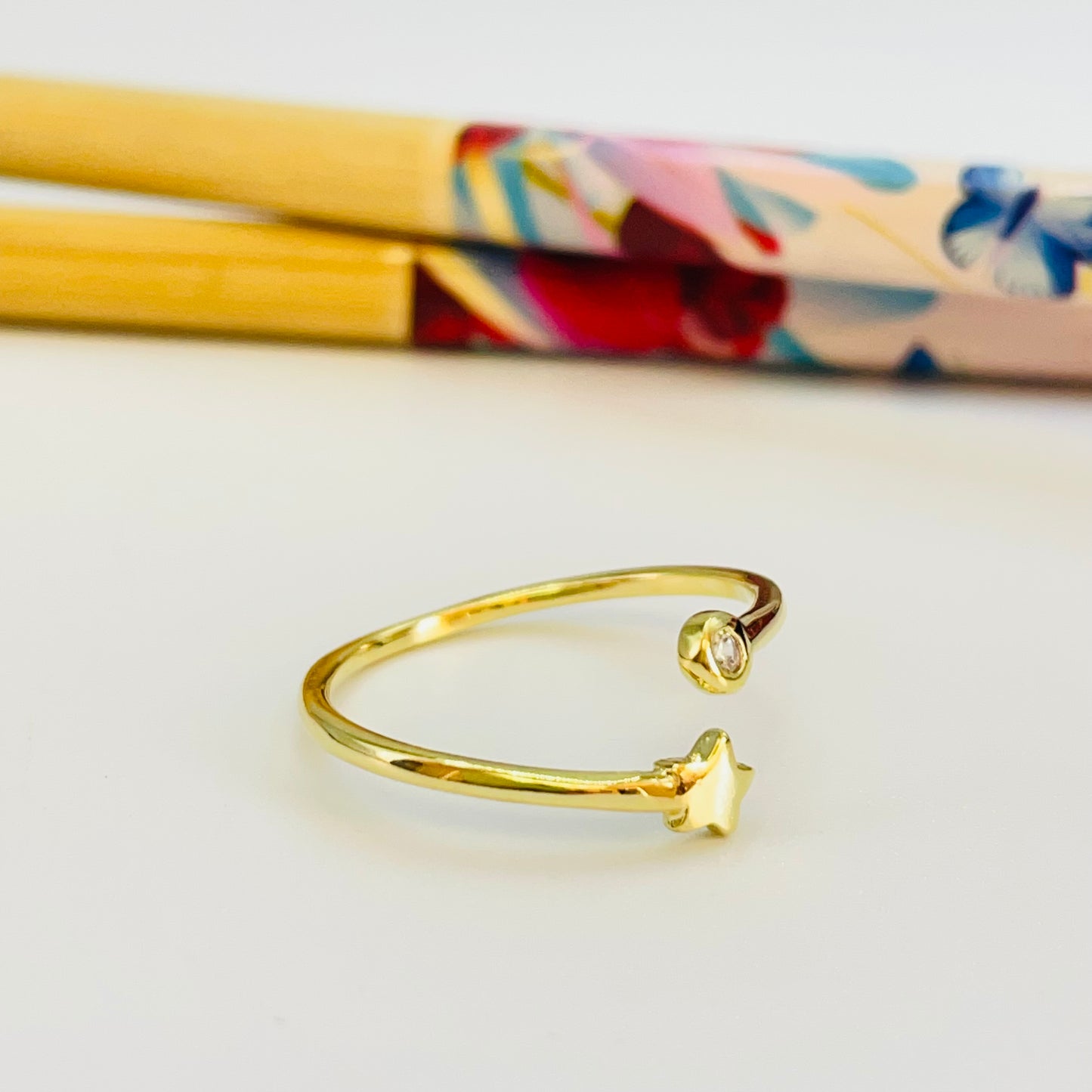 WO49 Anillo Ajustable Estrella 5 mm y Punto de Luz 3.5 mm en puntas Ancho Argolla 1.5 mm Anillo Baño Oro