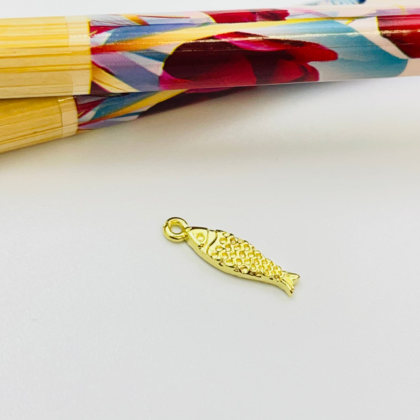 FO1232 Colgante Pez Koi 12 x 4 mm más argollita Espesor 1.5 mm Figura Baño Oro