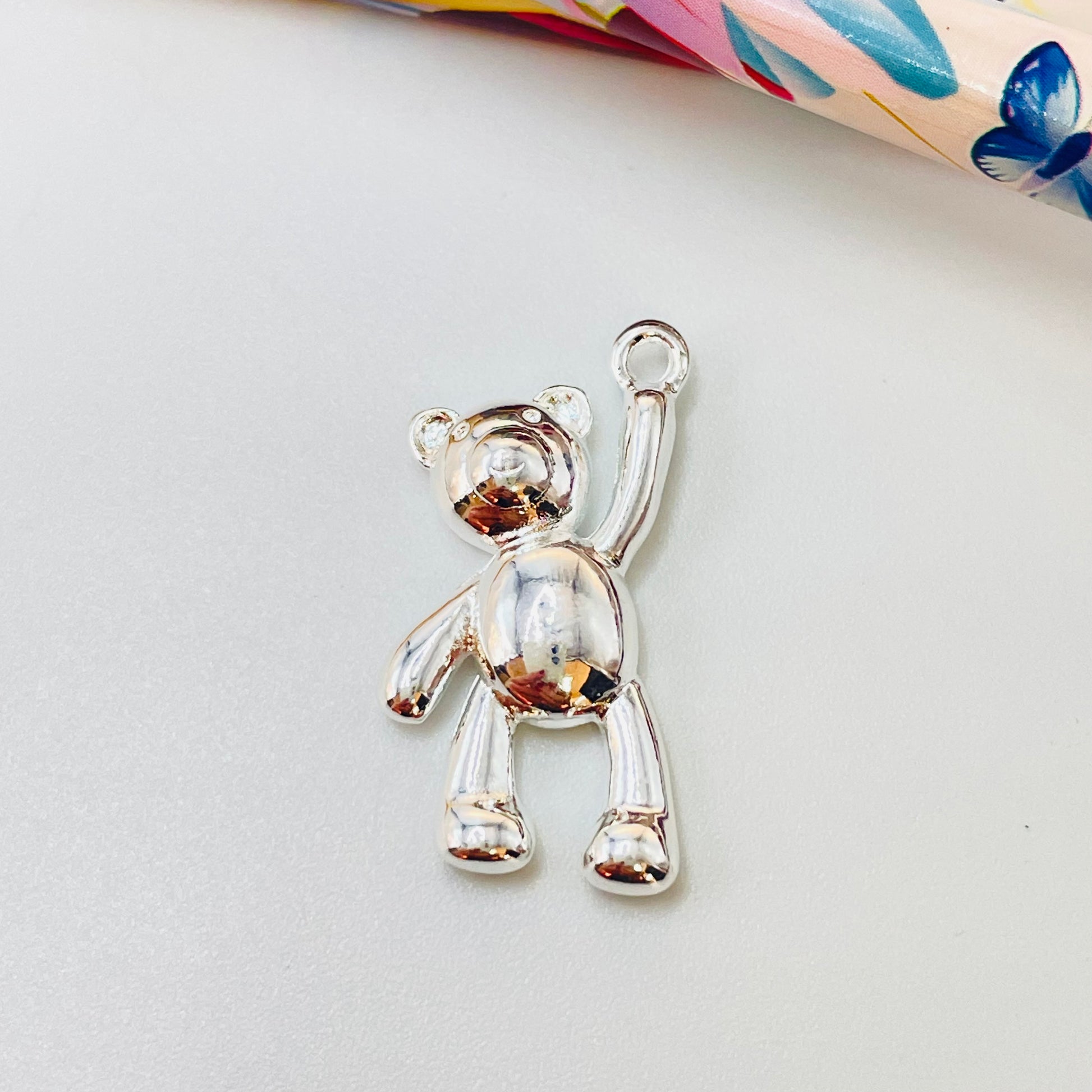Joyas por Mayor Joyas Bañadas en Plata por Mayor Insumos para Joyas FP1147 Colgante Oso con mano en alto 25 x 18 mm más argollita Espesor 4 mm Figura Baño Plata