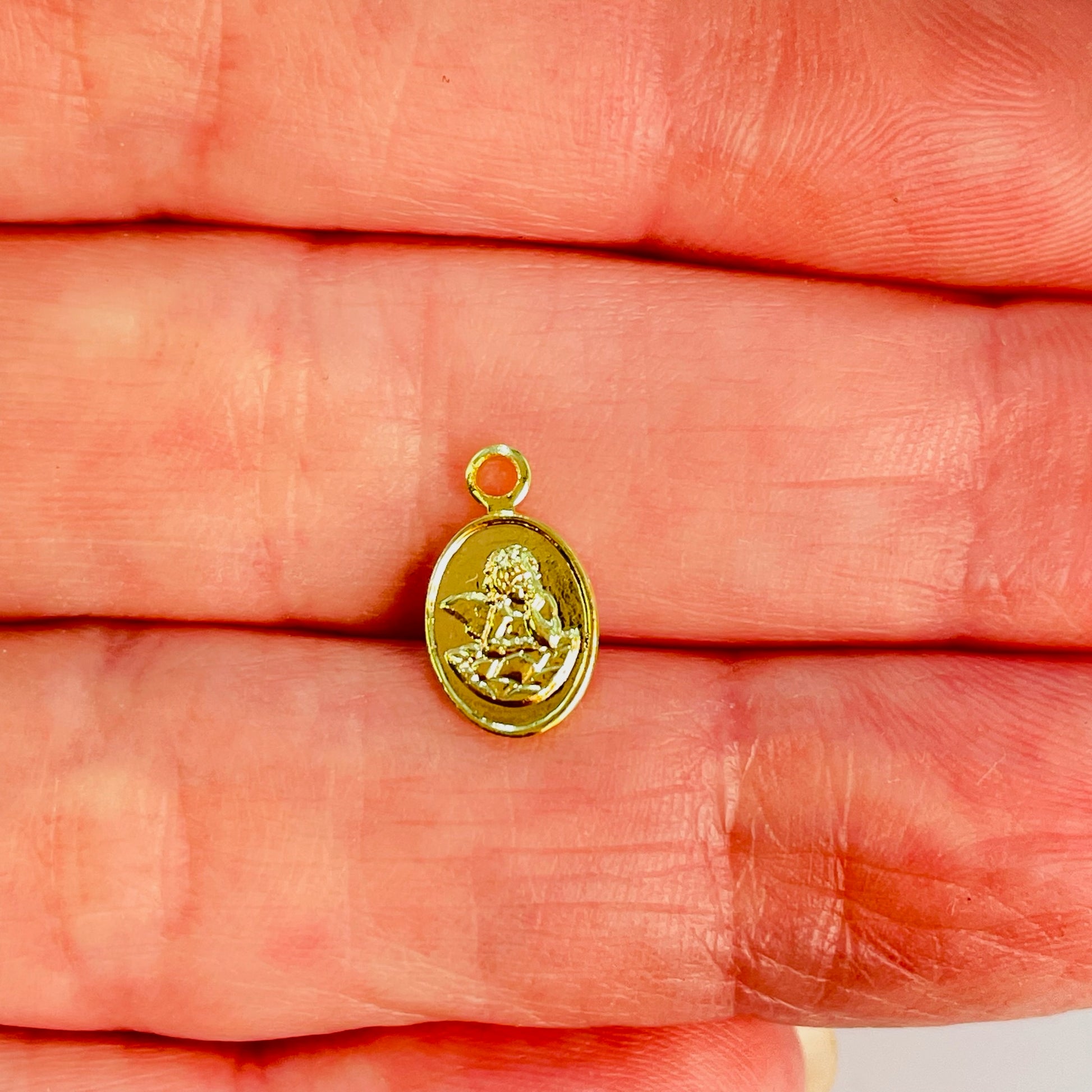 Joyas por Mayor Joyas Bañadas en Oro por Mayor Insumos para Joyas FO1209 Mini Colgante Ovalado Angel de la Guarda 9 x 7 mm más Argollita Espesor 1 mm Figura Baño Oro