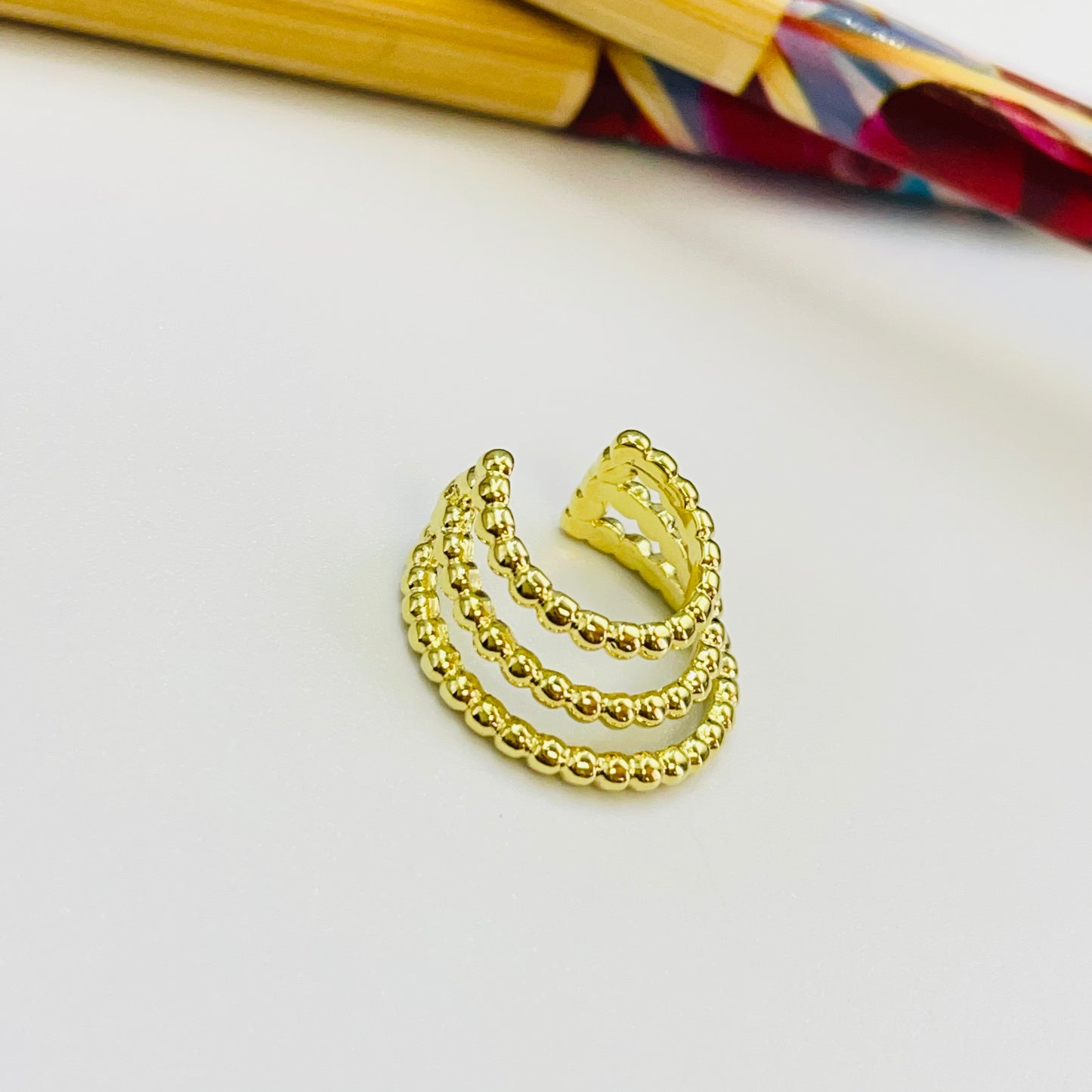 XO548 Cuff 3 argollas unidas 15 13 y 11 mm bolitas 1.8 mm Ancho total 7.5 mm Aro Baño Oro
