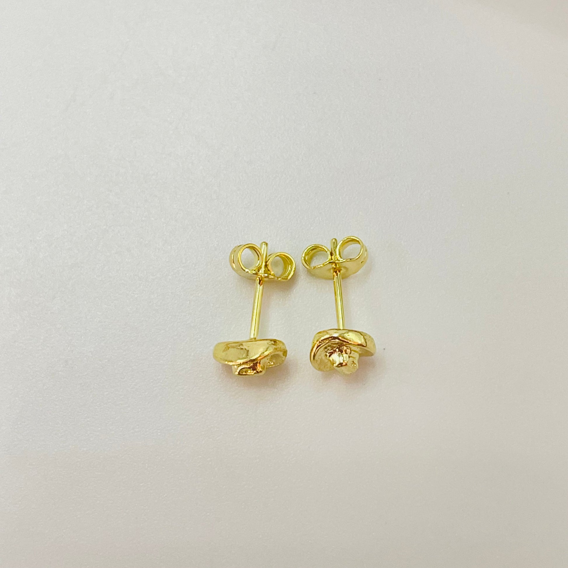 Joyas por Mayor Joyas Bañadas en Oro por Mayor Insumos para Joyas XO483 Aro Mini Sombrero Cowboy 8 x 6 mm Espesor 1.5 mm Aro Baño Oro