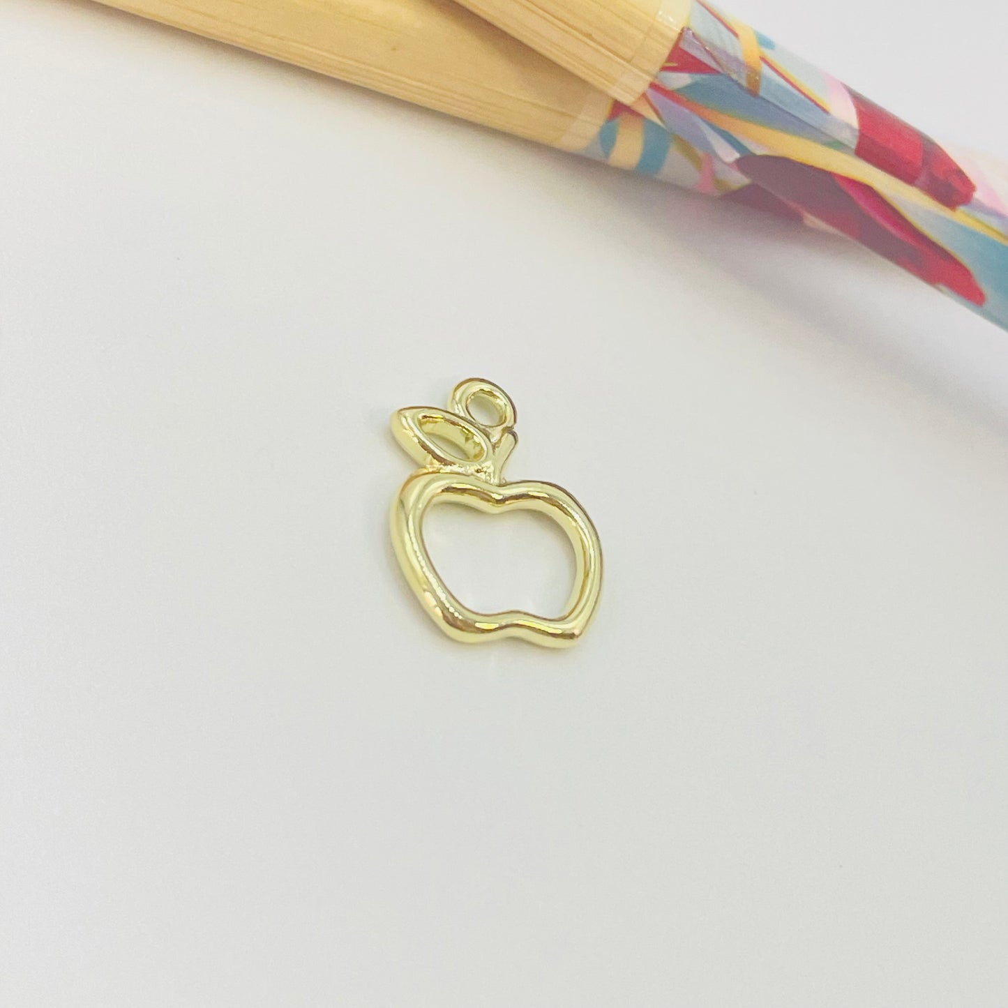 Joyas por Mayor Joyas Bañadas en Oro por Mayor Insumos para Joyas FO1165 Colgante Manzana 16 x 13 mm Espesor 2 mm Figura Baño Oro