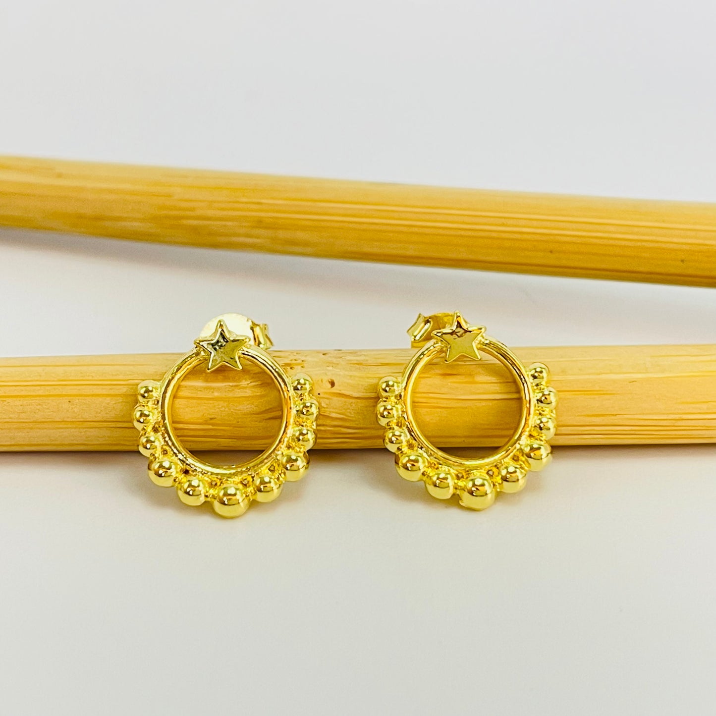 XO383 Aro Argolla frontal bolitas y estrella superior diá. 13 mm Espesor 1.2 mm Aro Baño Oro Aros Bañados hecho de Bronce Bañado en Oro 18K Joyas Bañadas en Oro