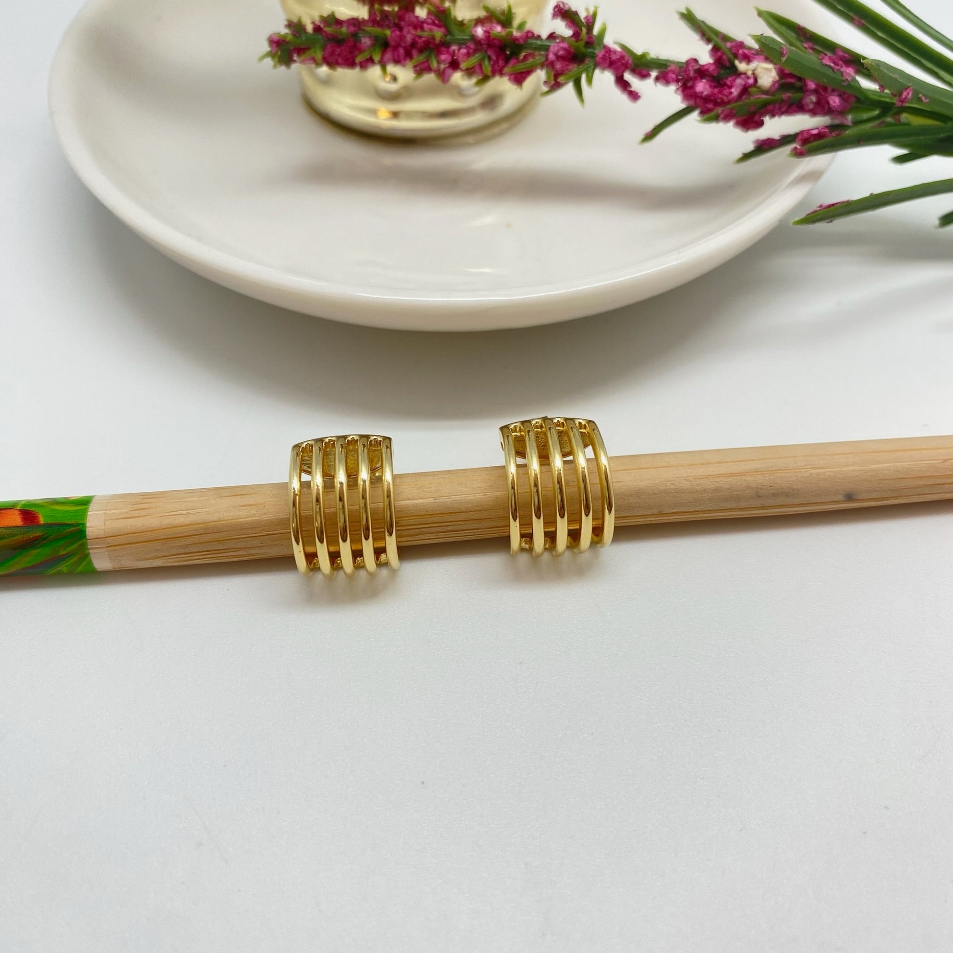 XO443 Aro 5 Medias Argollas Unidas 15x10 mm Espesor 1.8 mm Aro Baño Oro Aros Bañados hecho de Bronce Bañado en Oro 18K Joyas Bañadas en Oro