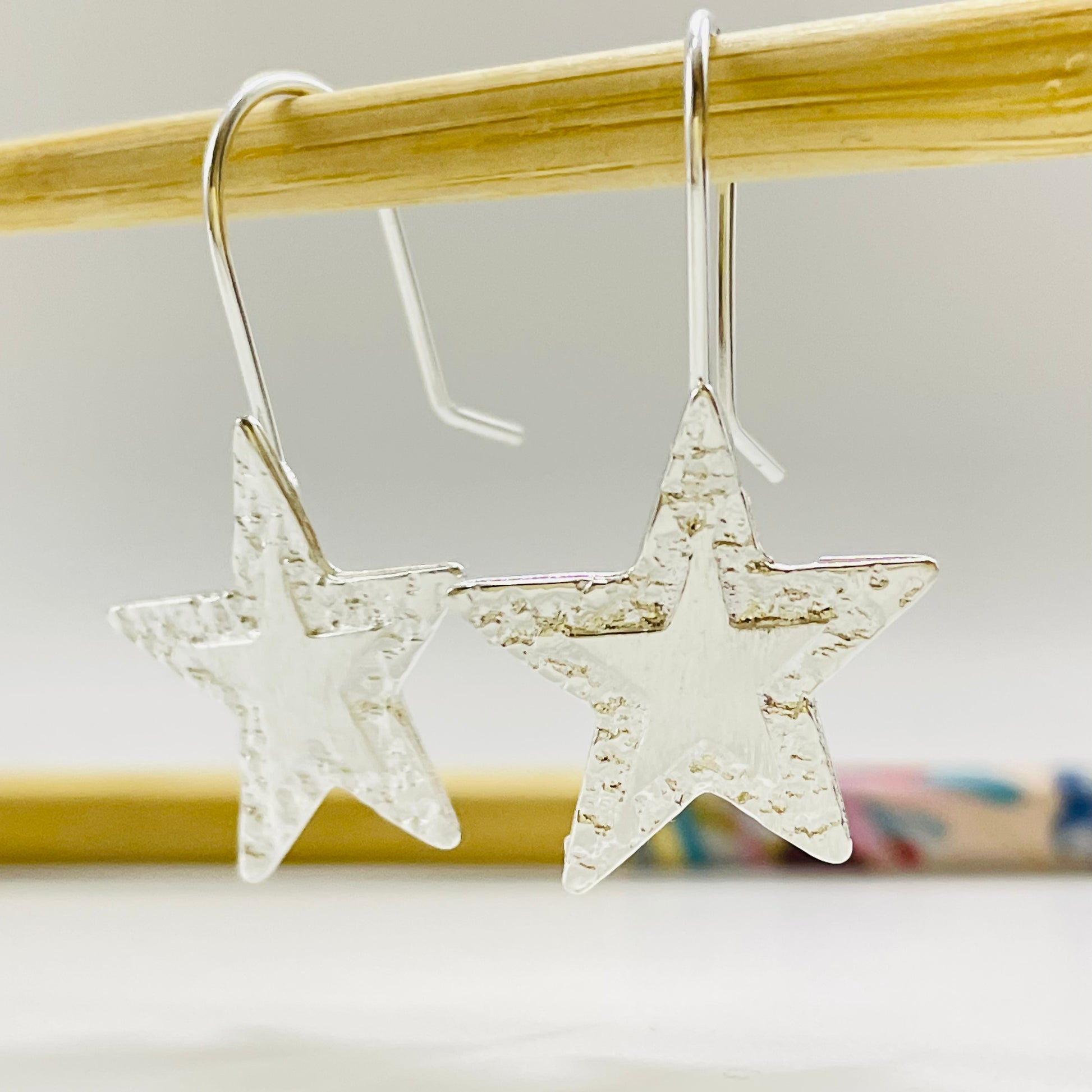 XP387 Aro Colgante con gancho Estrella borde martelado y estrella en relieve 22 x 20 mm Largo Total 32 mm Aro Baño Plata