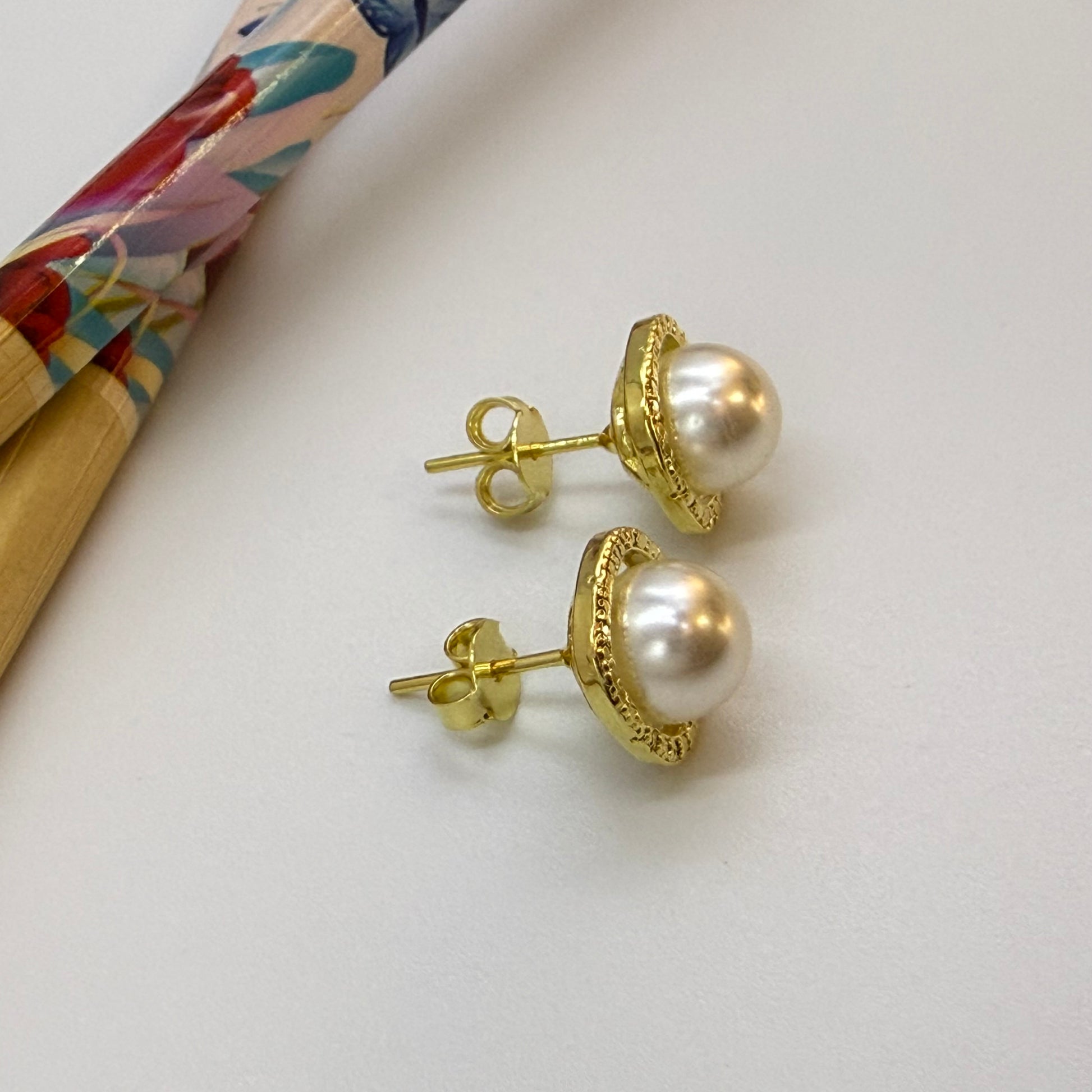 Joyas por Mayor Joyas Bañadas en Oro por Mayor Insumos para Joyas XO560 Aro Media Perla de 10 mm con Bisel Texturado 11 mm Espesor 1.8 mm Aro Baño Oro