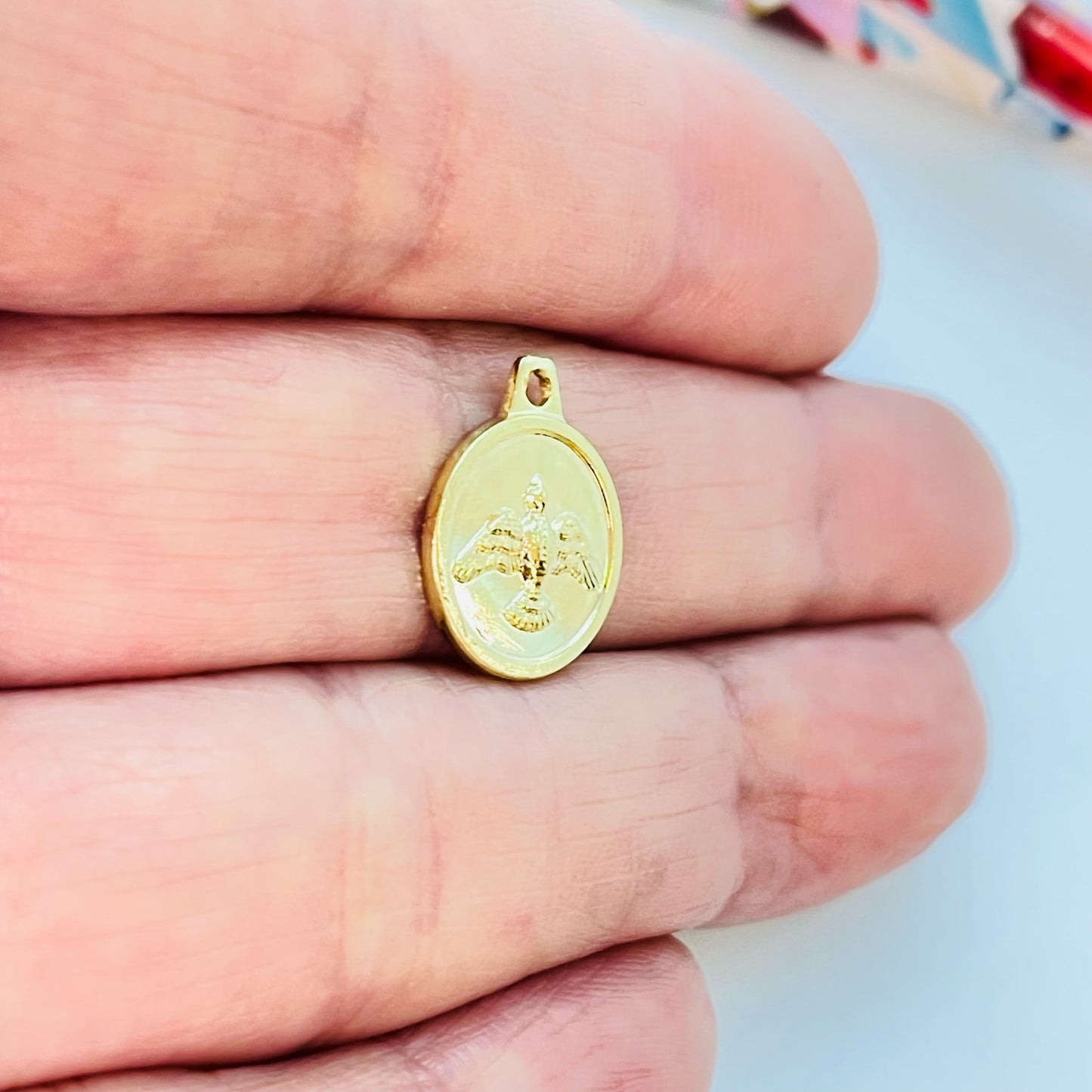 FO1188 Colgante Medalla Redonda Espíritu Santo Diá. 12 mm más argollita Espesor 1 mm Figura Baño Oro