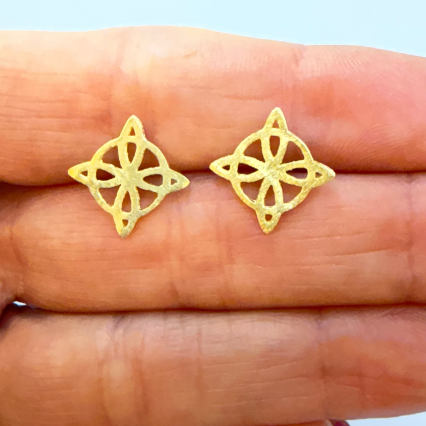 Joyas por Mayor Joyas Bañadas en Oro por Mayor Insumos para Joyas XO561 Aro Nudo de Bruja Lijado 15 x 15 mm Espesor 1 mm Aro Baño Oro