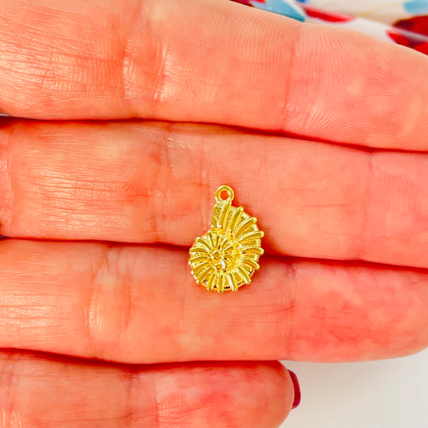 FO1235 Colgante Caracol 12 x 10 mm más argollita Espesor 1.8 mm Figura Baño Oro