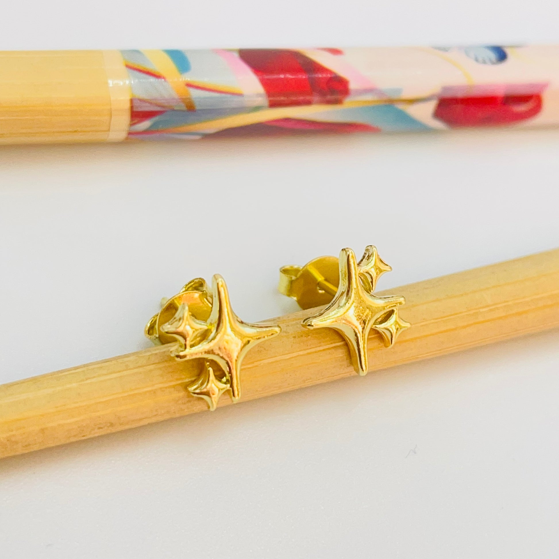 Joyas por Mayor Joyas Bañadas en Oro por Mayor Insumos para Joyas XO554 Aro Trio Estrellas 4 Puntas Liso 11 x 9 mm Espesor 1.5 mm Aro Baño Oro