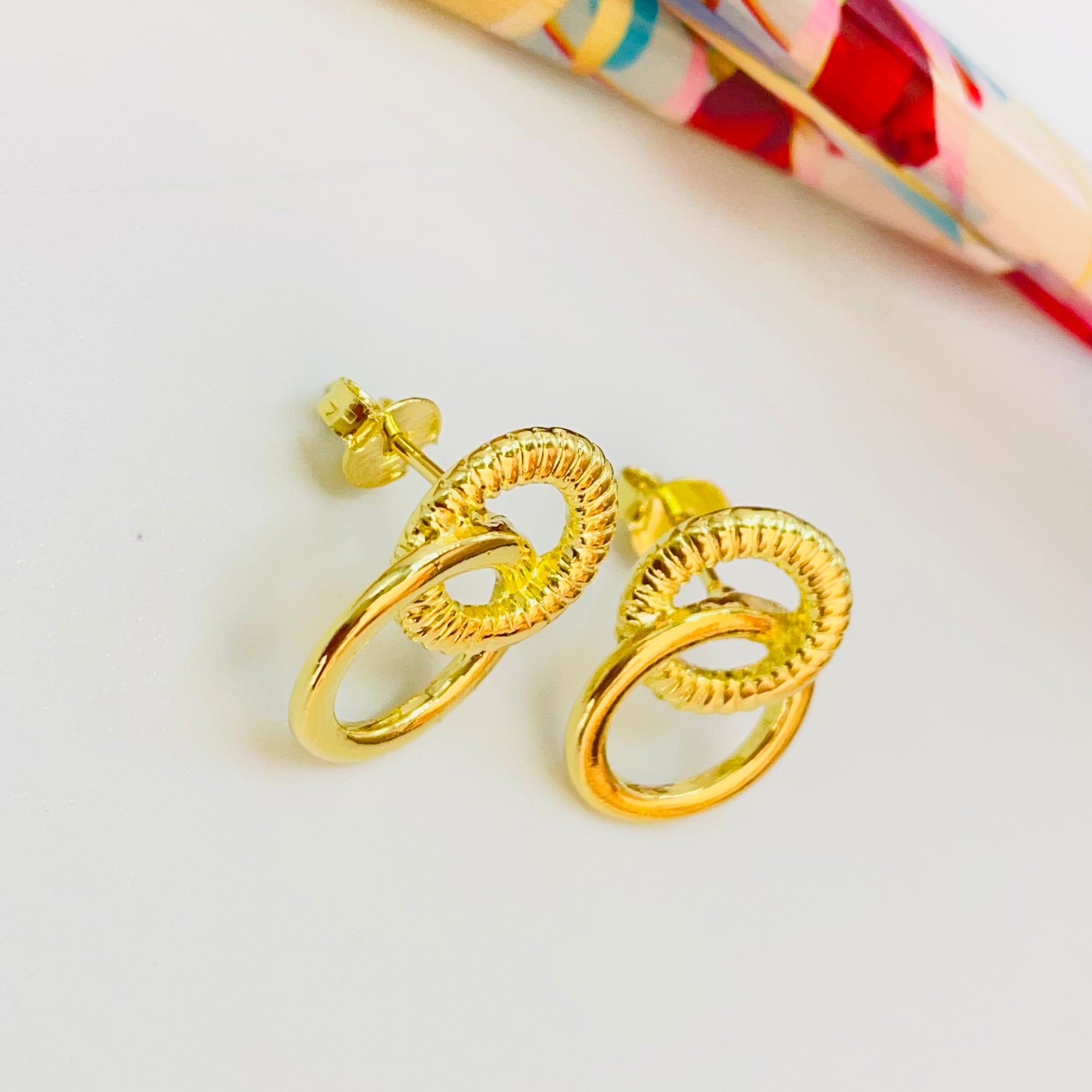 Joyas por Mayor Joyas Bañadas en Oro por Mayor Insumos para Joyas XO532 Aro 2 Círculos entrelazados uno liso y otro texturado 17.5 x 13 mm Espesor 1 mm Aro Baño Oro