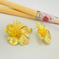 Joyas por Mayor Joyas Bañadas en Oro por Mayor Insumos para Joyas XO478 Aro Flor 5 Pétalos anchos rayitas en relieve y bolitas en el centro 27 mm Espesor 1.2 mm Aro Baño Oro