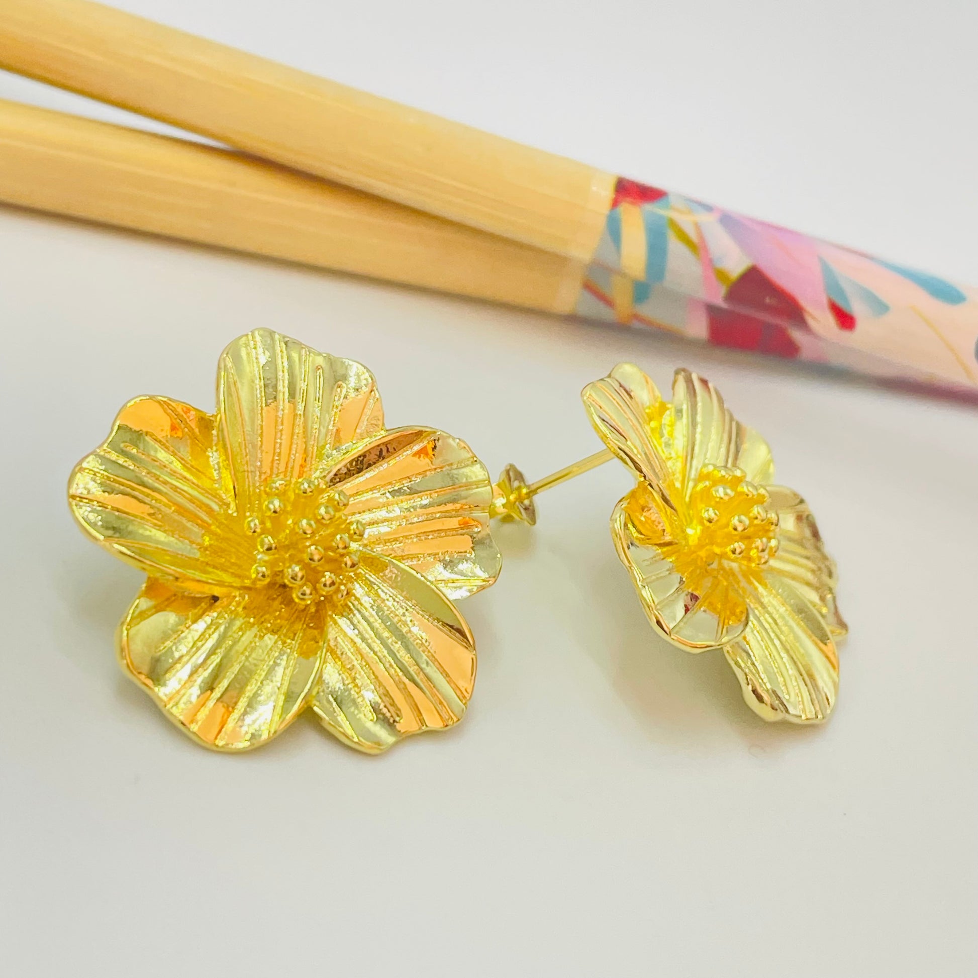 Joyas por Mayor Joyas Bañadas en Oro por Mayor Insumos para Joyas XO478 Aro Flor 5 Pétalos anchos rayitas en relieve y bolitas en el centro 27 mm Espesor 1.2 mm Aro Baño Oro