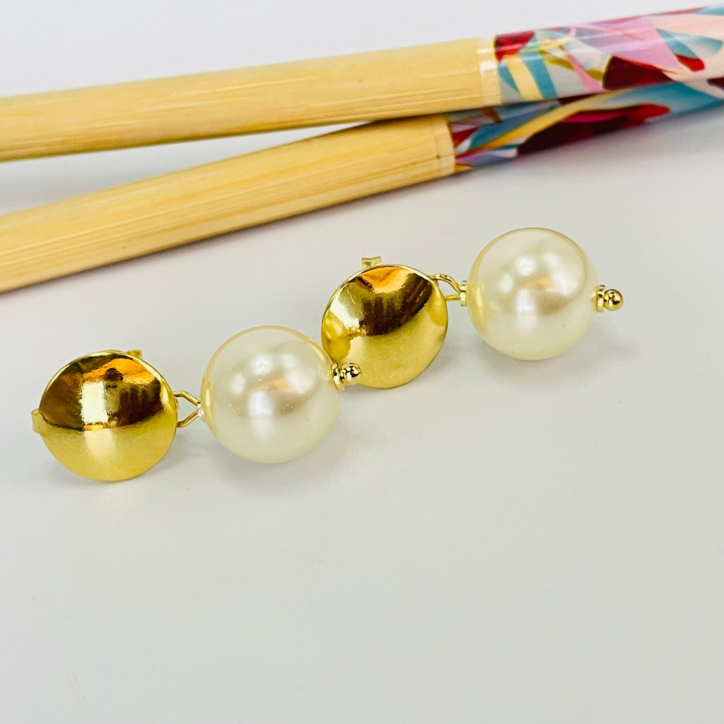 XO394 Aro Perla 12 mm Colgante Base redonda diá. 12 mm Largo total 28 mm Aro Baño Oro Aros Bañados hecho de Bronce Bañado en Oro 18K Joyas Bañadas en Oro