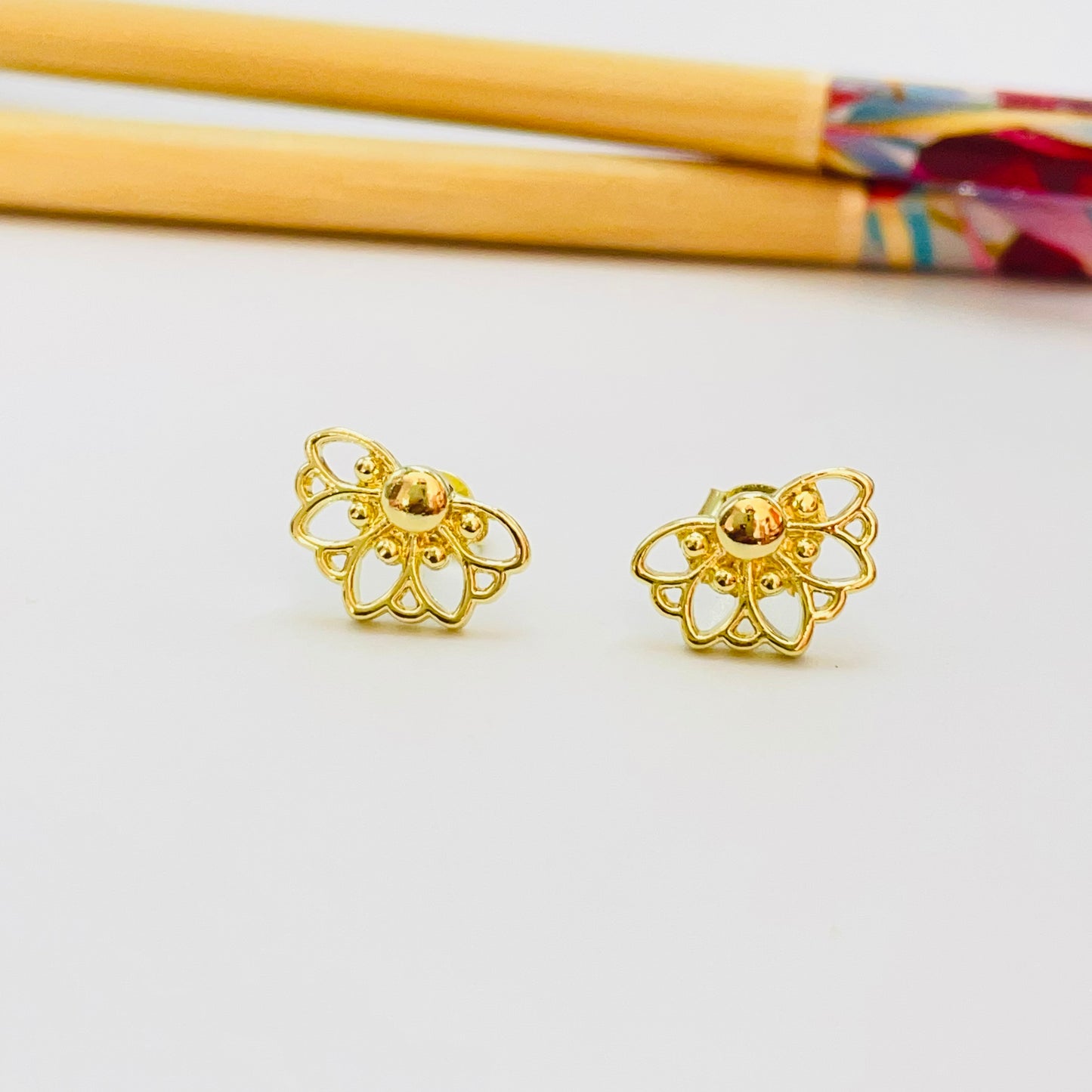 Joyas por Mayor Joyas Bañadas en Oro por Mayor Insumos para Joyas XO525 Aro Media Flor Margarita Calada 13 x 8.5 mm Espesor 1.5 mm Aro Baño Oro