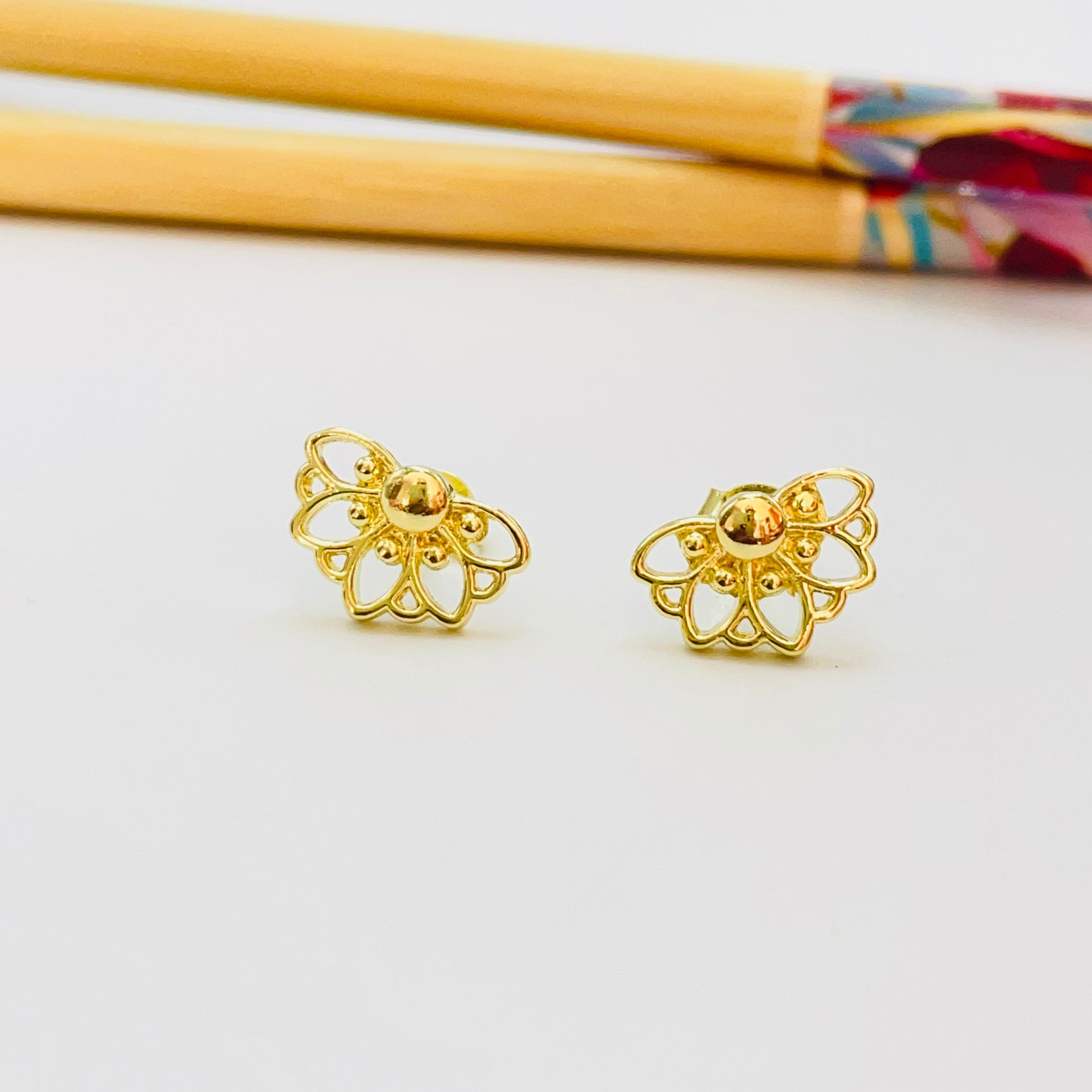 Joyas por Mayor Joyas Bañadas en Oro por Mayor Insumos para Joyas XO525 Aro Media Flor Margarita Calada 13 x 8.5 mm Espesor 1.5 mm Aro Baño Oro