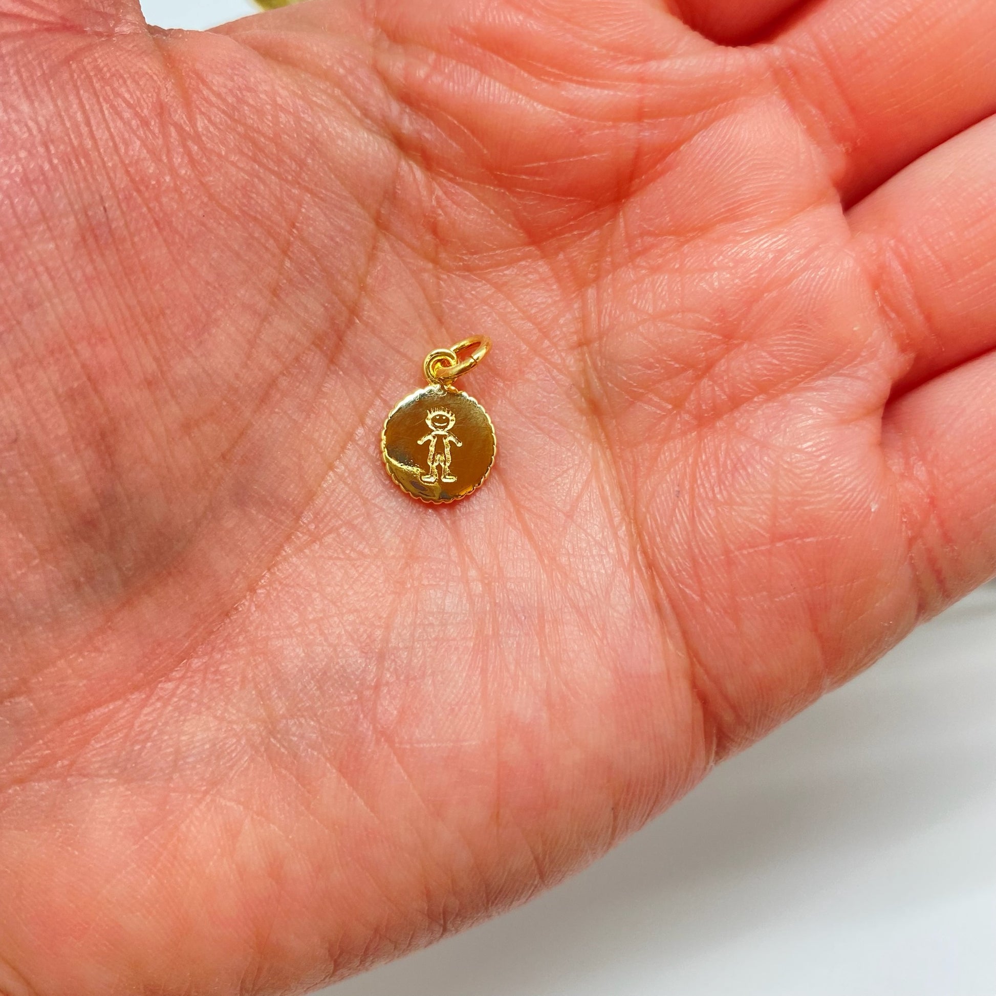 Joyas por Mayor Joyas Bañadas en Oro por Mayor Insumos para Joyas FO1238 Colgante Medalla Niñito Estampada Diá. 10 mm con argollita de 5 mm Espesor 1.2 mm Borde acanalado Figura Baño Oro