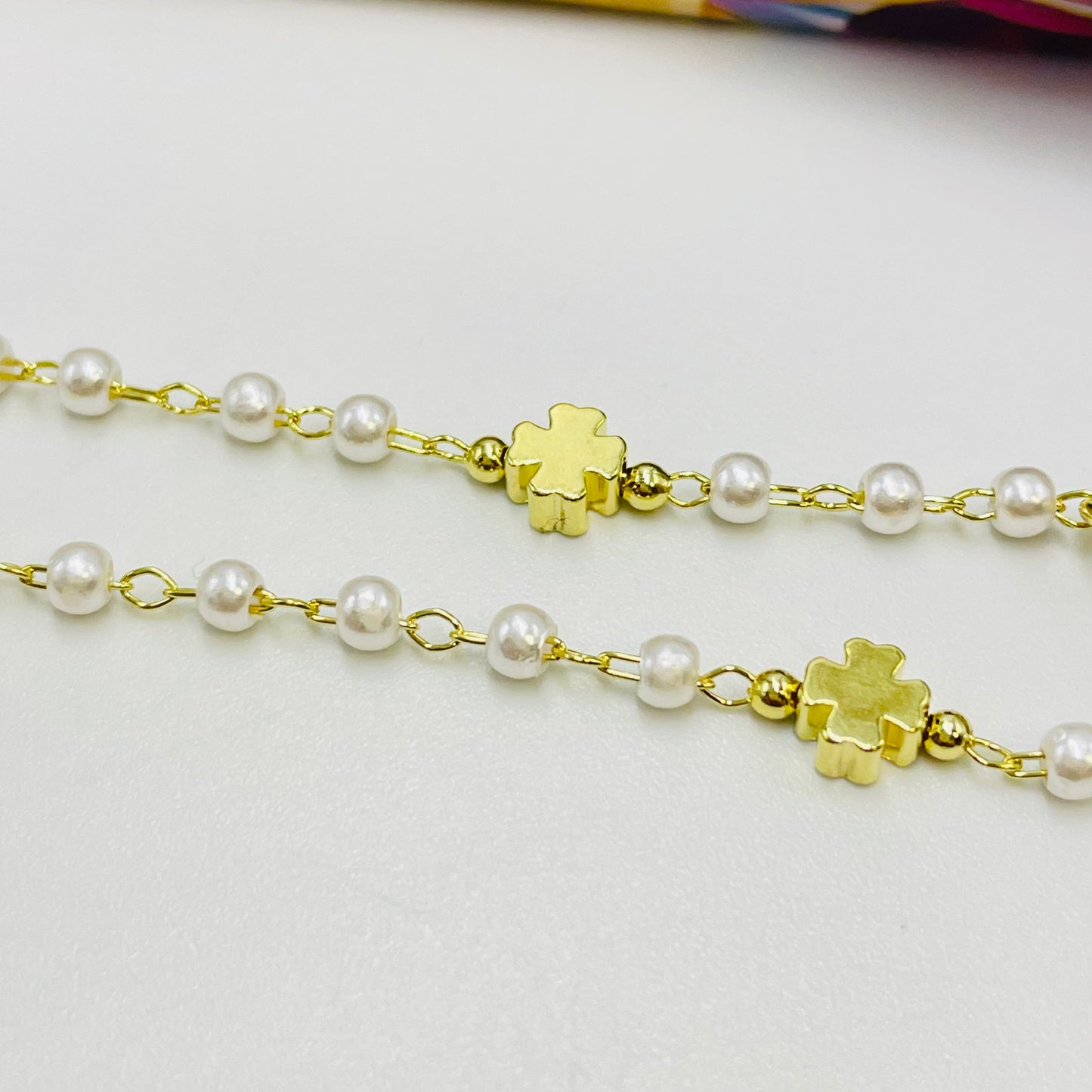 Joyas por Mayor Joyas Bañadas en Oro por Mayor Insumos para Joyas PO20 Pulsera Perlas diá. 3 mm con mini cruces 5 mm espesor 3 mm Largo 16.5 cm Pulsera Baño Oro