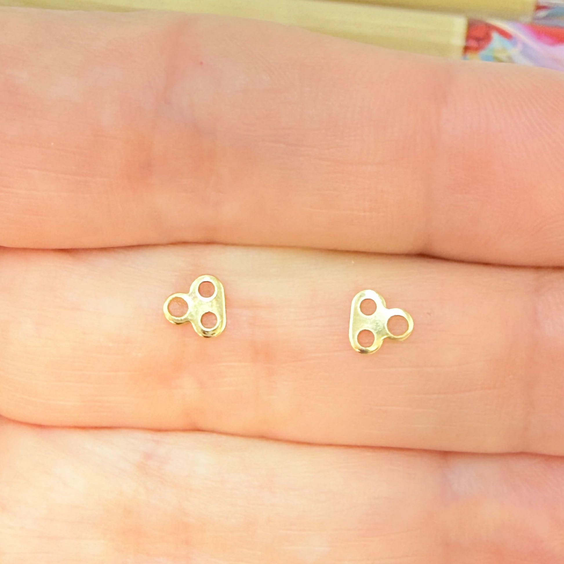 Joyas por Mayor Joyas Bañadas en Oro por Mayor Insumos para Joyas AO153 Terminal para pulsera o collar Mini 3 Perforaciones 5 x 5 mm Espesor 0.6 mm Accesorio Baño Oro