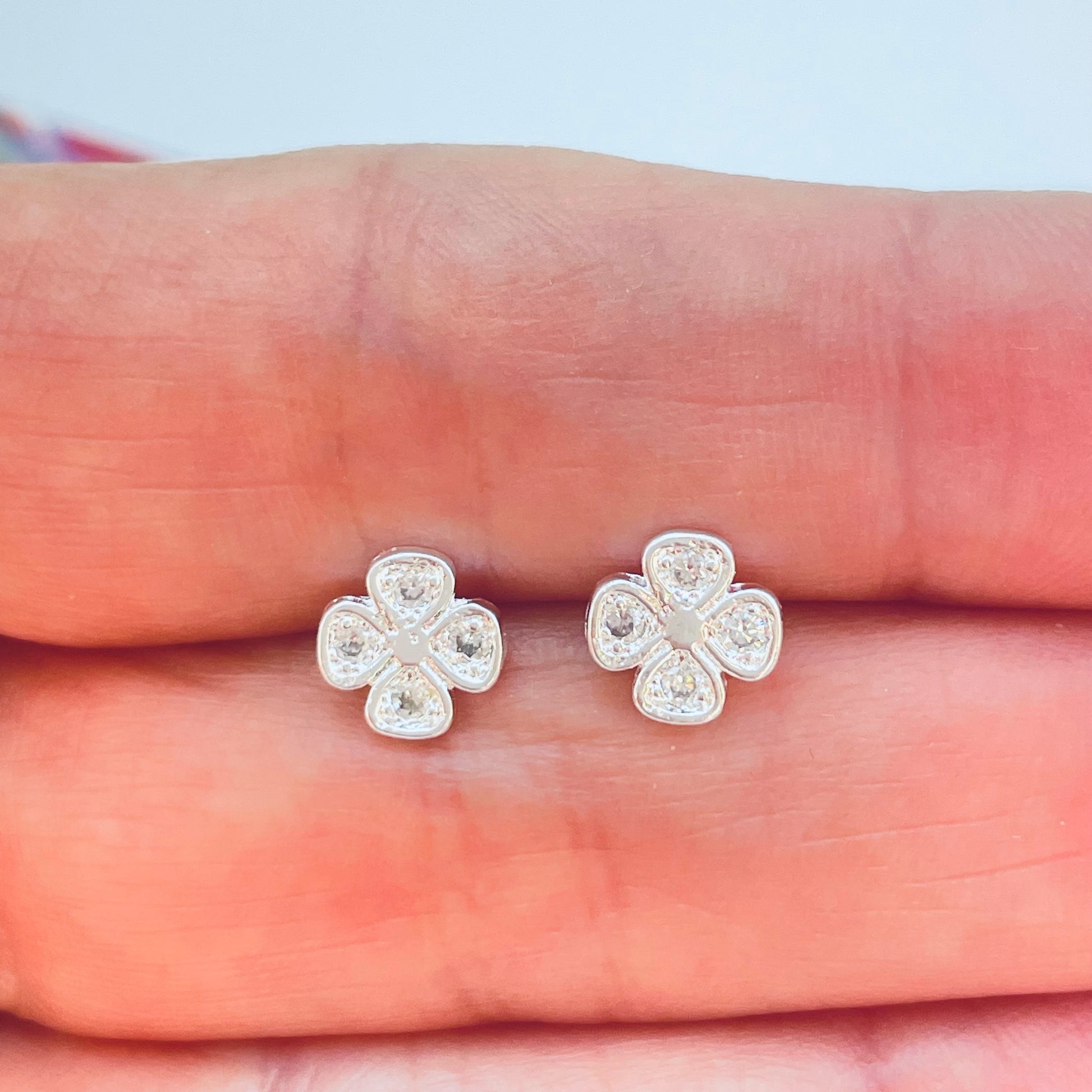 Joyas por Mayor Joyas Bañadas en Plata por Mayor Insumos para Joyas XP556 Aro Trébol Small con Circones 8 x 8 mm Espesor 1.2 mm Aro Baño Plata