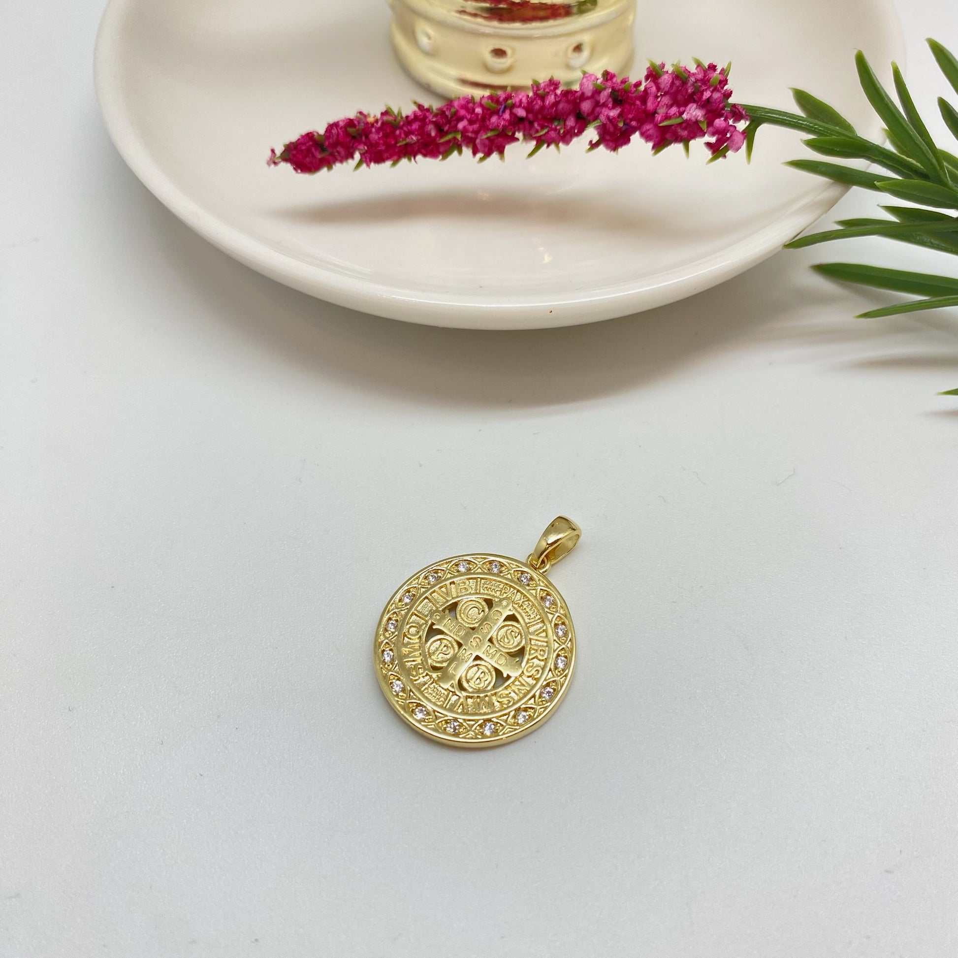 Joyas por Mayor Joyas Bañadas en Oro por Mayor Insumos para Joyas FO1236 Colgante San Benito centro calado borde circones 1 faz diá. 21 mm más valier de 9 x 3 mm Espesor 2 mm Figura Baño Oro