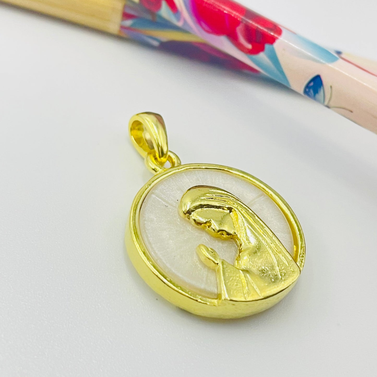 FO1051 Colgante Virgen Niña fondo Cristal diá. 23 mm más argollita más valier Figura Baño Oro