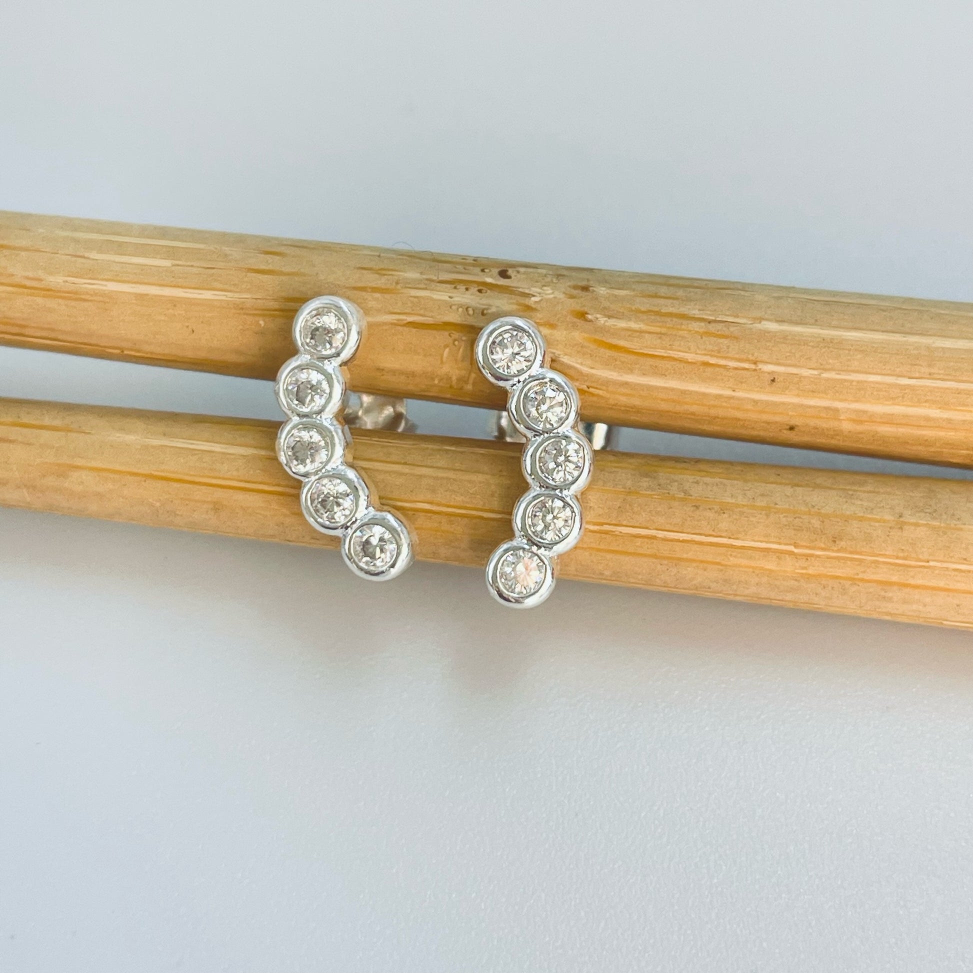 Joyas por Mayor Joyas Bañadas en Plata por Mayor Insumos para Joyas XP541 Aro Palito Semi Curvo fila de 5 mini circones Diá. 3 mm con bisel 11.5 x 3 mm Espesor 2 mm Aro Baño Plata