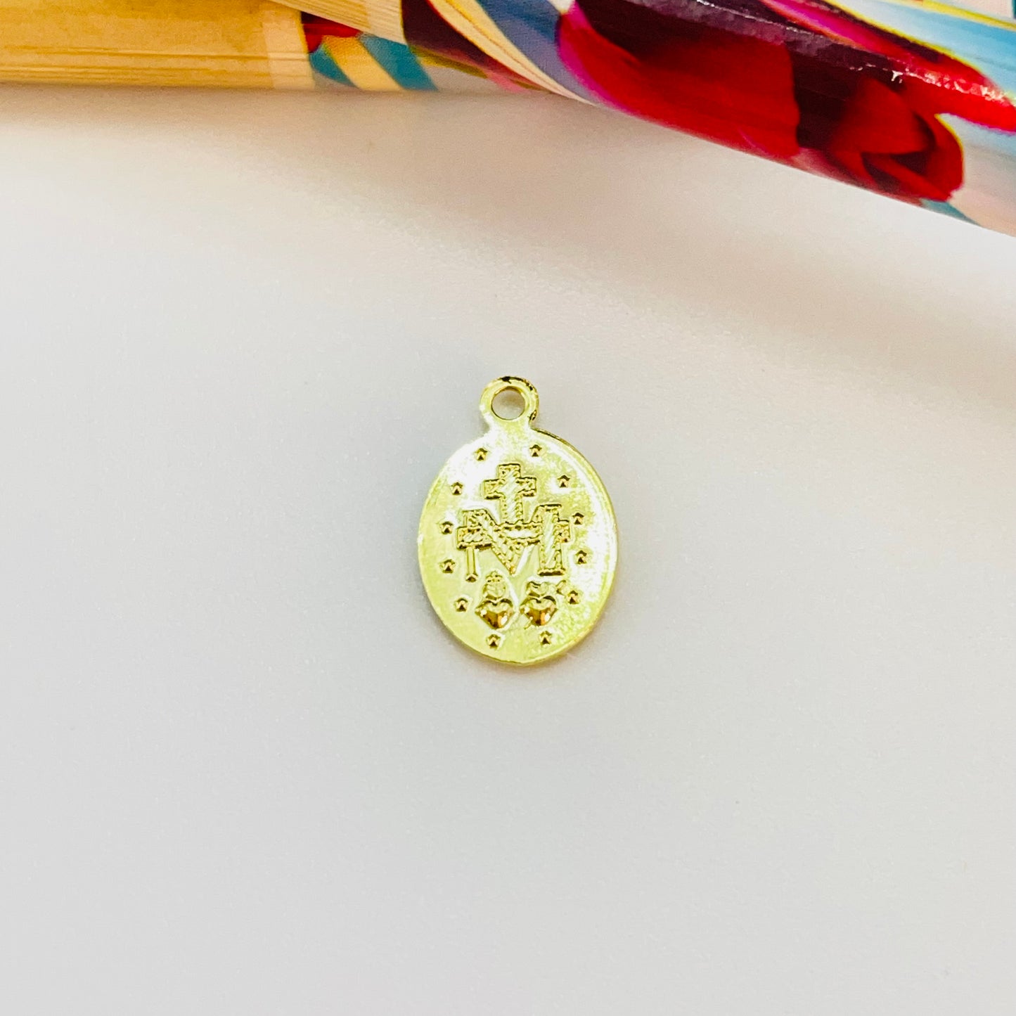 FO737 Colgante Virgen de los Milagros 10 x 8 mm Figura Baño Oro Figuras Bañadas en Oro y Plata hecho de Bronce Bañado en Oro 18K Joyas Bañadas en Oro