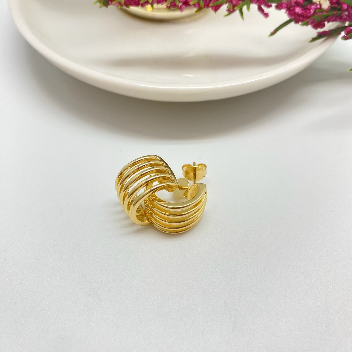 XO443 Aro 5 Medias Argollas Unidas 15x10 mm Espesor 1.8 mm Aro Baño Oro Aros Bañados hecho de Bronce Bañado en Oro 18K Joyas Bañadas en Oro