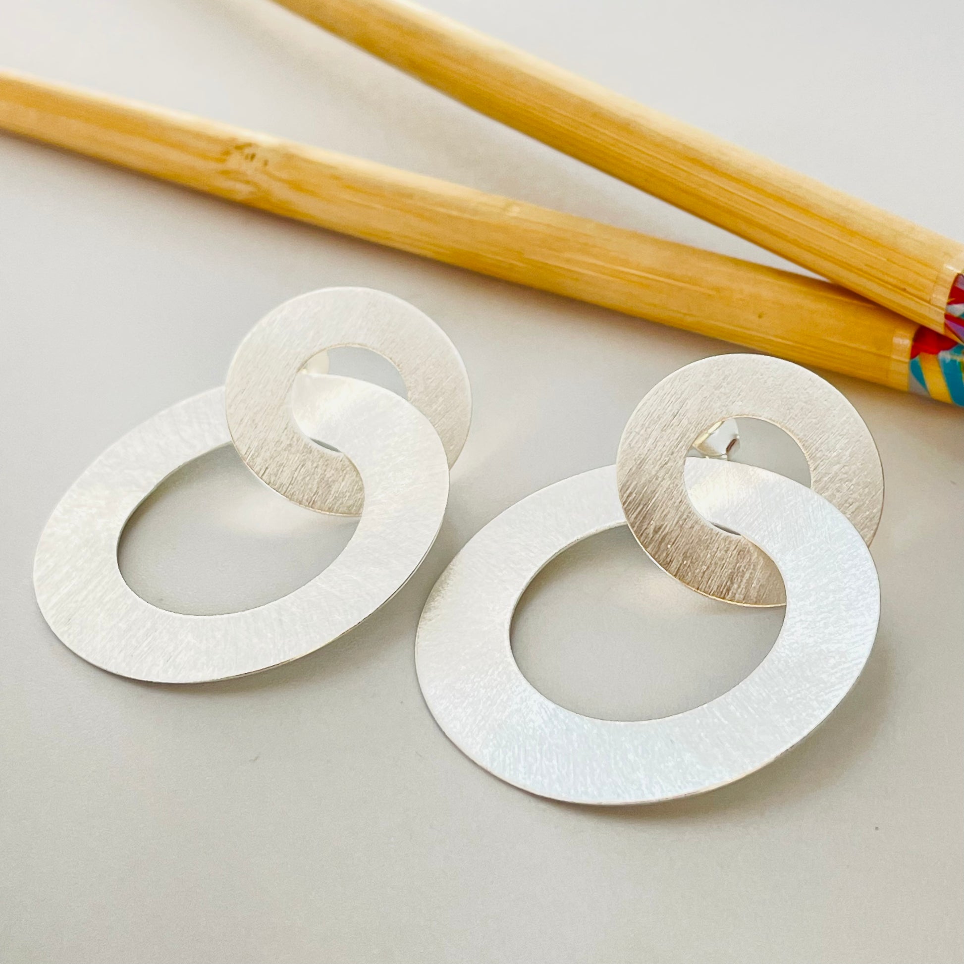 XP408 Aro 2 Argollas Lijadas Entrelazadas 1 diá. 20 mm otra diá. 35 mm Largo Total 38 mm Espesor 0.6 mm Aro Baño Plata Aros Bañados hecho de Bronce Bañado en Plata 50 ml Joyas Bañadas en Plata