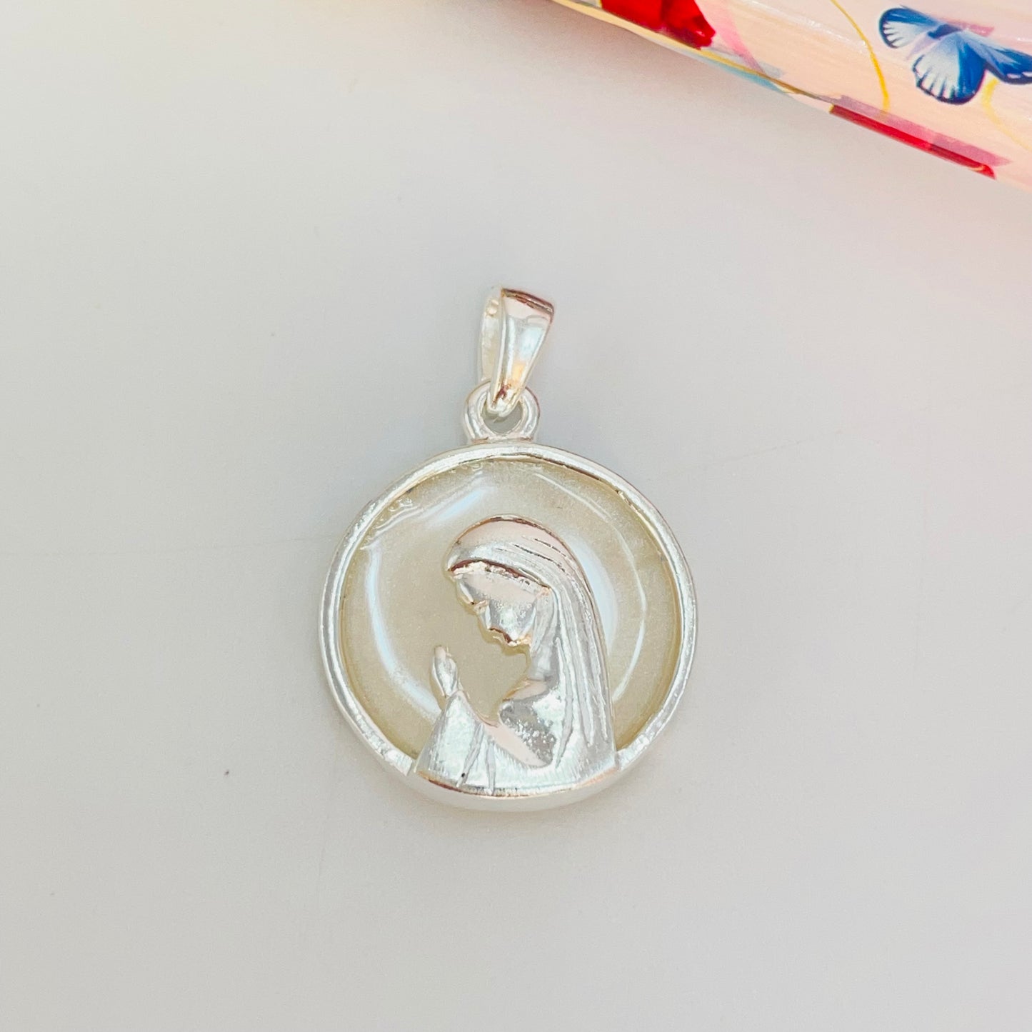 FP1051 Colgante Virgen Niña fondo Cristal diá. 23 mm más argollita más valier Figura Baño Plata