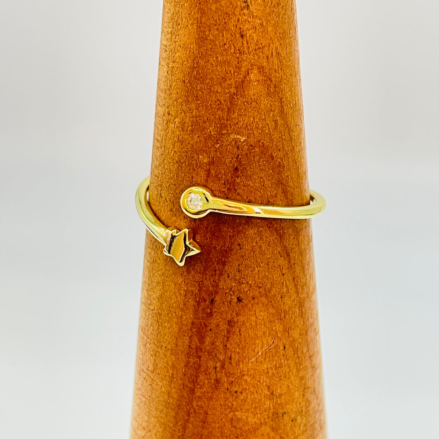 WO49 Anillo Ajustable Estrella 5 mm y Punto de Luz 3.5 mm en puntas Ancho Argolla 1.5 mm Anillo Baño Oro