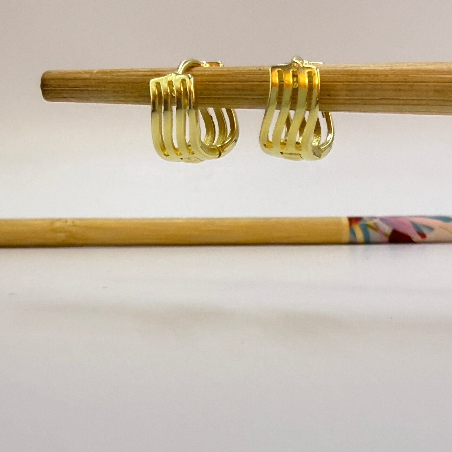 Joyas por Mayor Joyas Bañadas en Oro por Mayor Insumos para Joyas XO557 Aro Argolla Click 3 Líneas Onduladas diá. 12 mm Ancho 6 mm Espesor 1.5 mm Aro Baño Oro