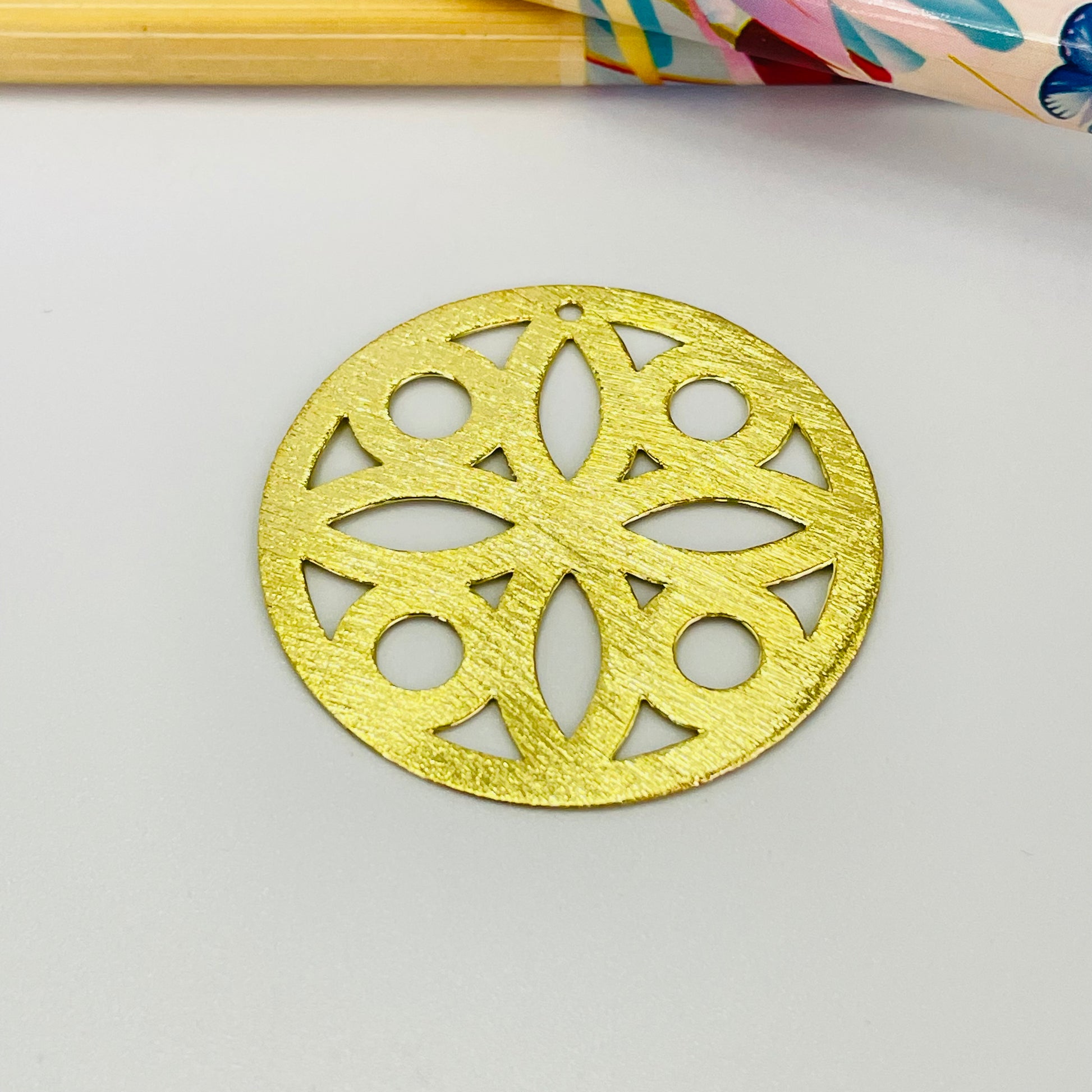 FO1097 Colgante Figura Calada Lijada diá. 35 mm Espesor 0.8 mm Figura Baño Oro Figuras Bañadas hecho de Bronce Bañado en Oro 18K Joyas Bañadas en Oro