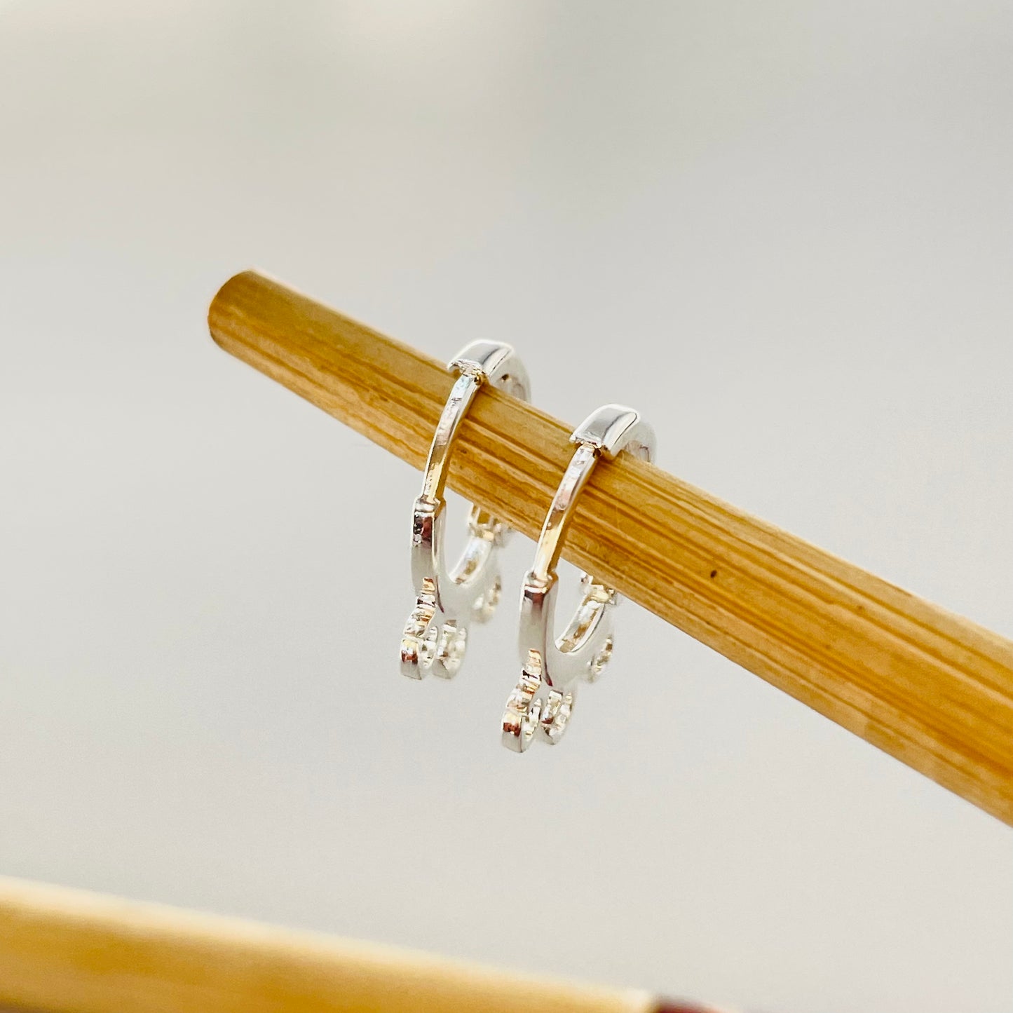 AP131 Aro Argollita de presión con 3 argollas Diá. 12 mm más 3 argollitas de 3 mm Perforación 1.8 mm Accesorio Baño Plata Accesorios Bañados hecho de Bronce Bañado en Plata 50 ml Joyas Bañadas en Plata