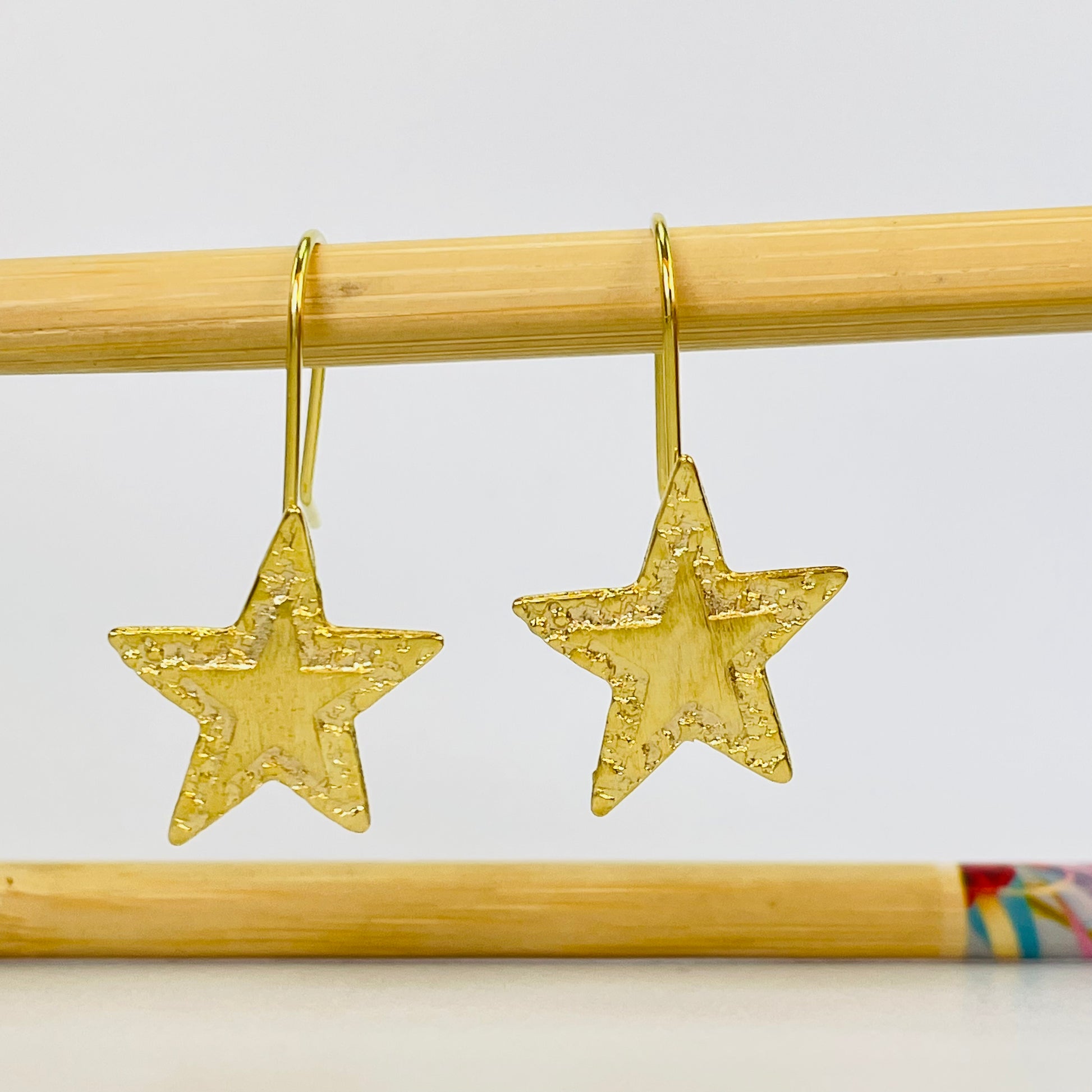 XO387 Aro Colgante con gancho Estrella borde martelado y estrella en relieve 22 x 20 mm Largo Total 35 mm Aro Baño Oro Aros Bañados hecho de Bronce Bañado en Oro 18K Joyas Bañadas en Oro