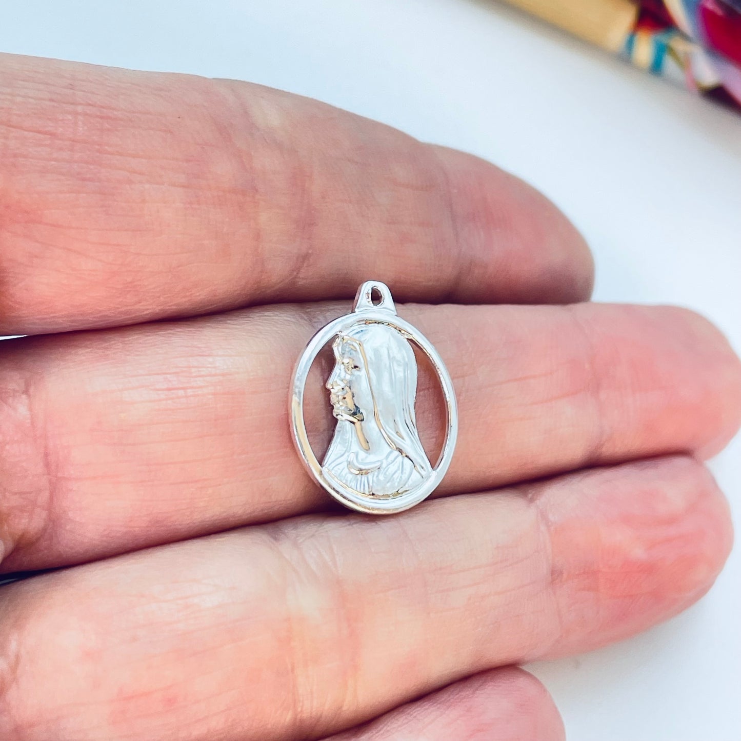 FP1207 Colgante Medalla calada Virgen Niña Diá. 15 mm mas argollita Espesor 1 mm Figura Baño Plata